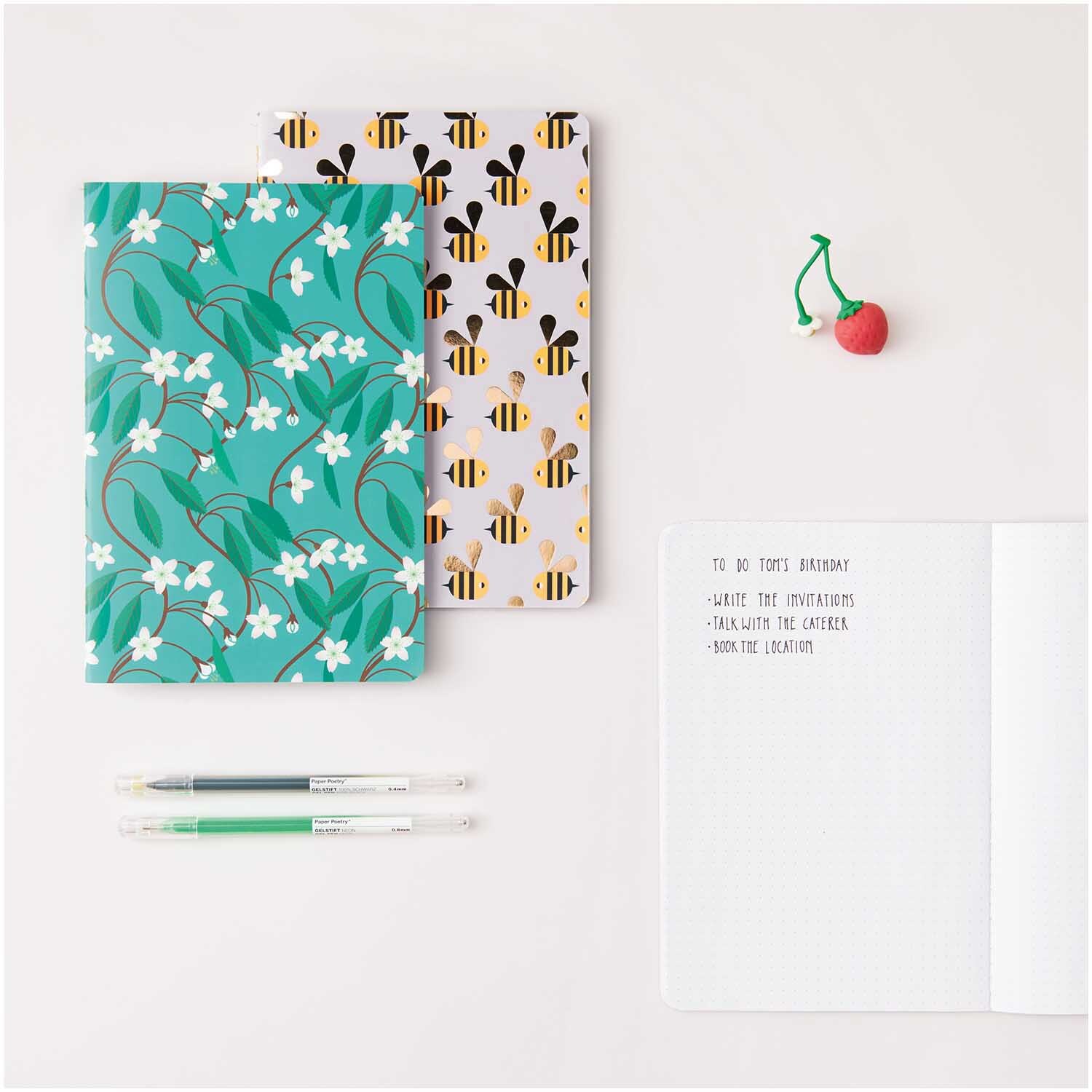 Paper Poetry Notizbücher mit Bienen- und Blütenmuster, A5, 50 Blatt, von Rico Design, auf einem Tisch mit Stiften und Notizen.