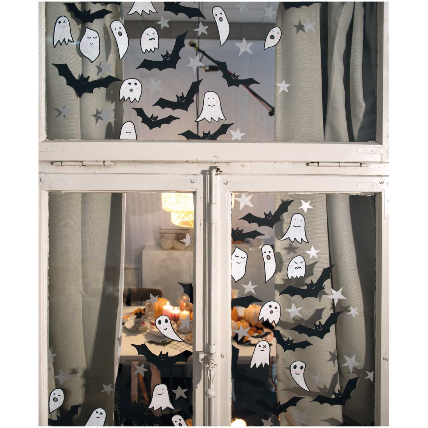 Vorlagenmappe Halloween Fenster- und Glasmalerei zeigt Geister und Fledermäuse auf einem Fenster.