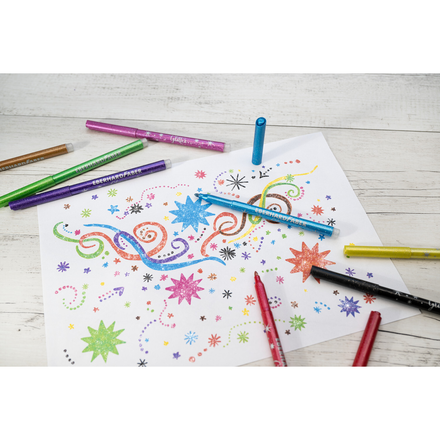 Glitter Fasermaler 8 Stück, Eberhard Faber: Bunte Stifte auf Papier mit kreativen Mustern und Glitzereffekten. Ideal für fantasievolle Zeichnungen.