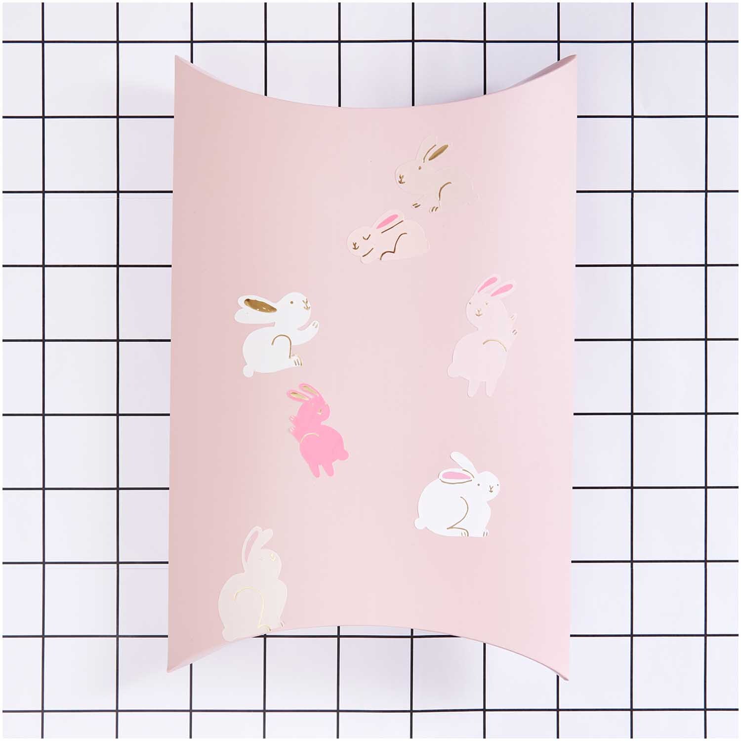 Paper Poetry Sticker Hasen auf rosa Hintergrund mit verschiedenen Hasenmotiven von Rico Design.