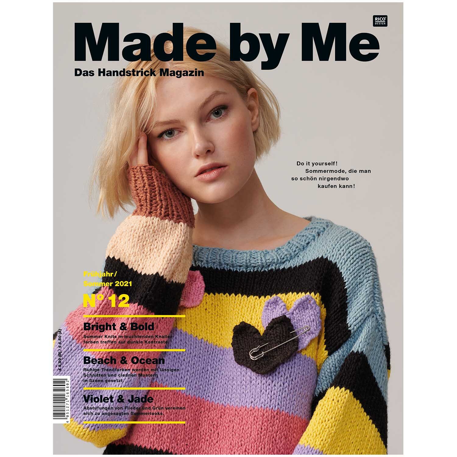 Made by Me Handknitting Nr. 12 Frühjahr-Sommer zeigt ein Modell in einem bunten Strickpullover von Rico Design.