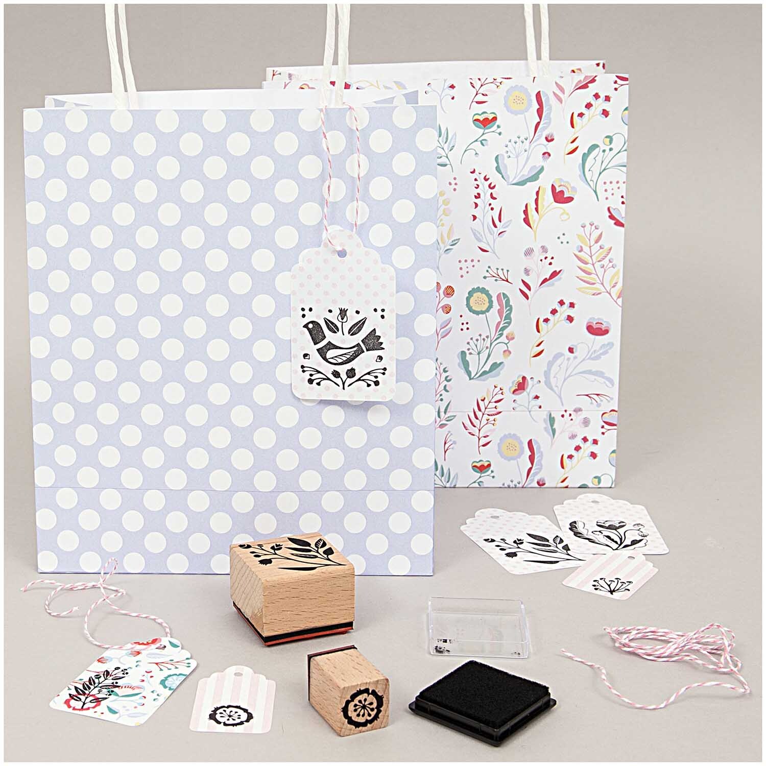 Paper Poetry Baumwollgarn rosa-weiß 15m: Geschenkverpackungsset mit gemusterten Tüten, Stempeln und Garn von Rico Design.