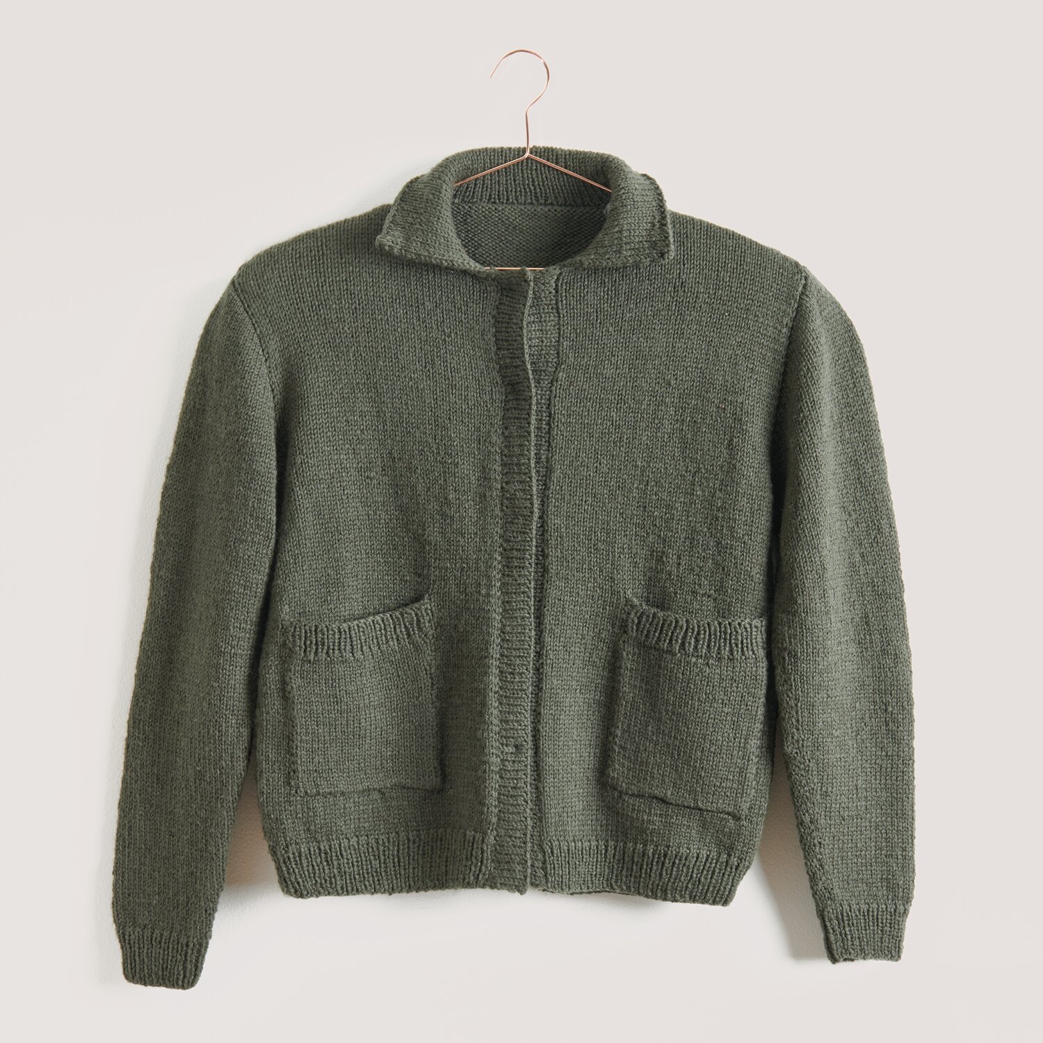 Strickset Jacke Modell 07 aus Made by Me Men No. 3, khaki, mit Taschen, aus Essentials Soft Merino aran.