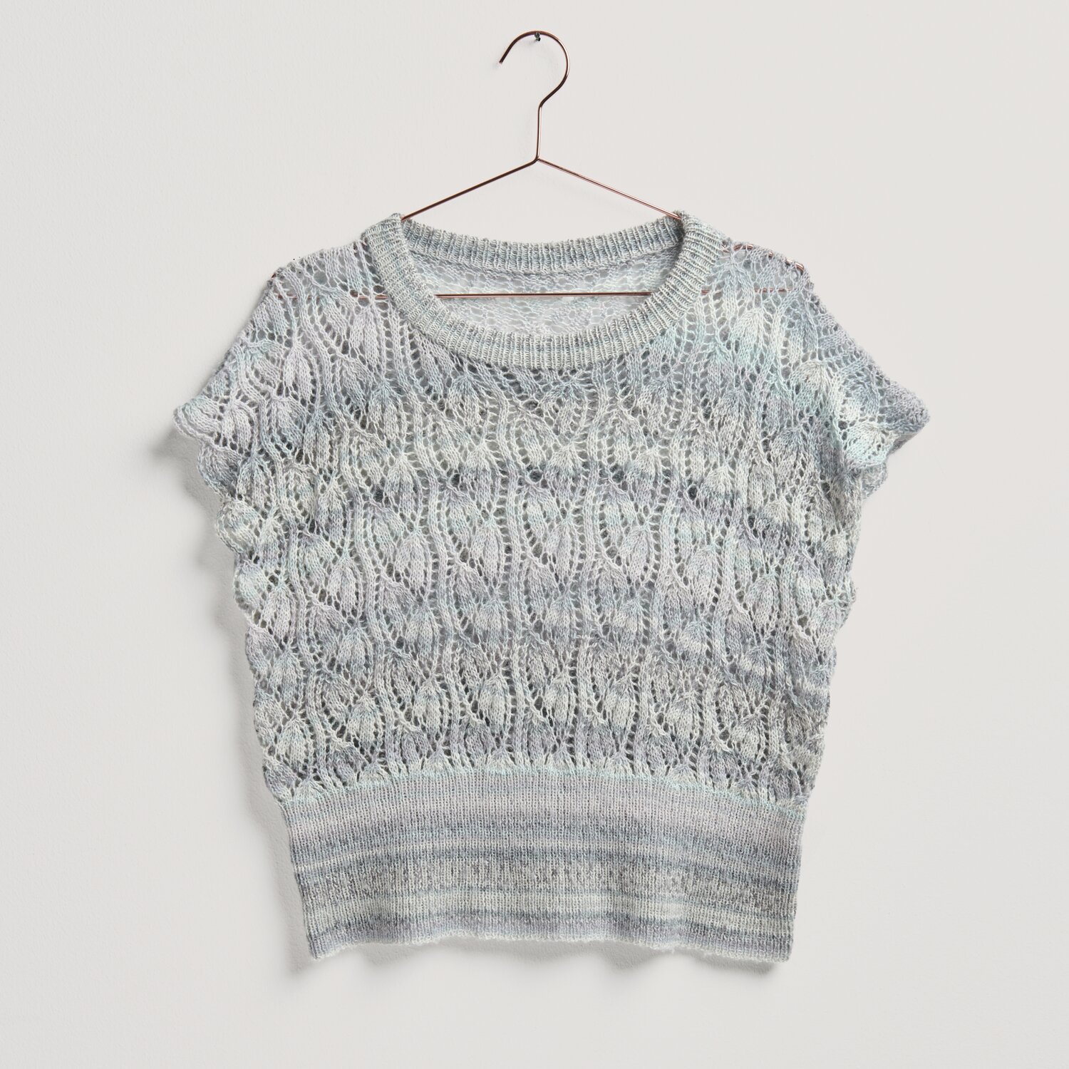 Strickset Shirt Modell 09 aus Lovewool No. 20, hellgrau, mit feinem Spitzenmuster, ideal für Frühjahr-Sommer.