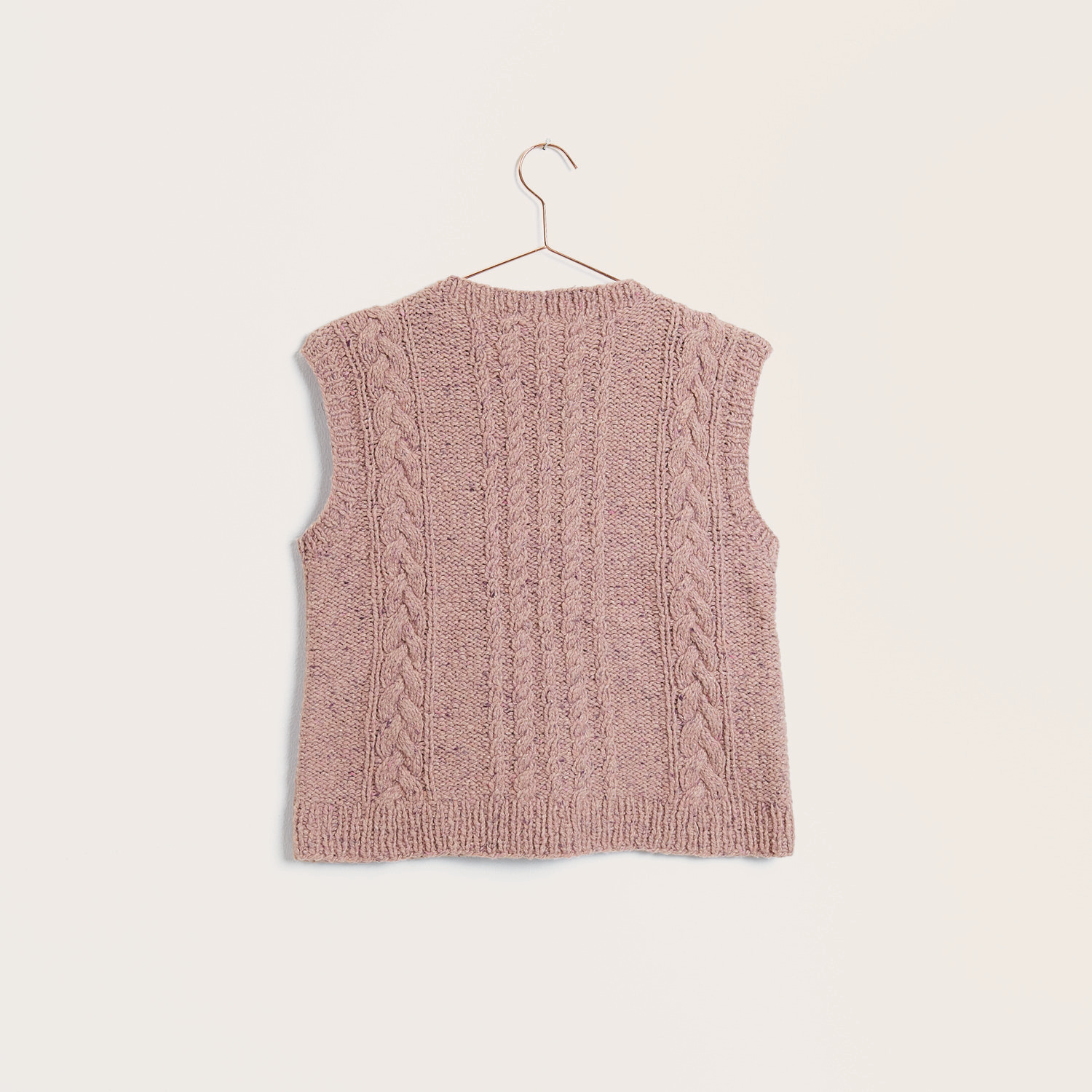 Strickset Damenpullunder Modell 21: Rückansicht eines rosa Pullunders mit Zopfmuster, aufgehängt an einem Kleiderbügel.