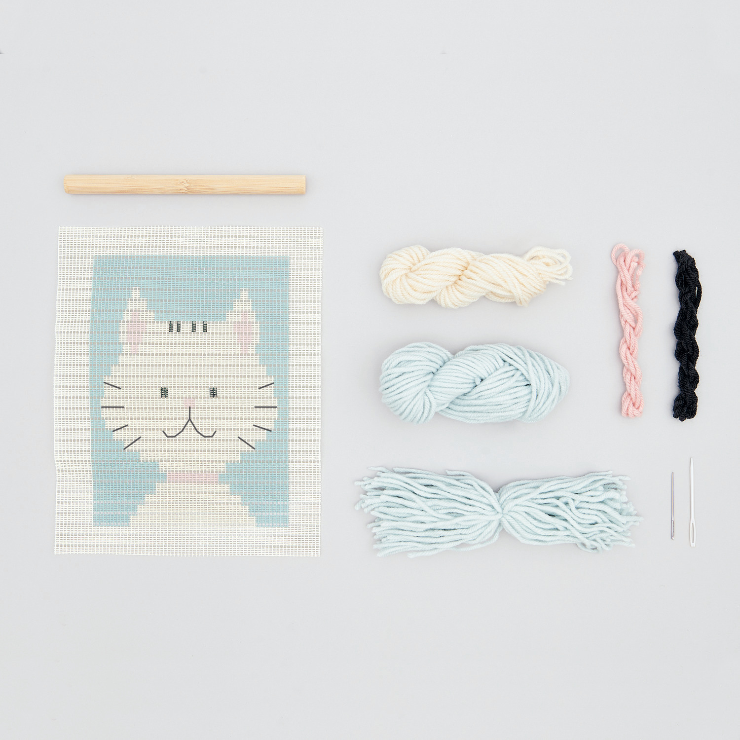 Longstitch Stickpackung Katze zeigt ein Katzenmotiv mit Garnen in Pastellfarben und Stickzubehör. Ideal für kreative Projekte.