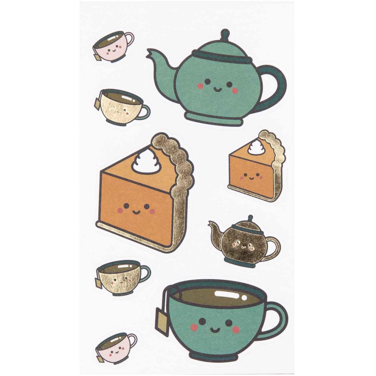 Paper Poetry Sticker Cosy Kawaii 4 Blatt zeigt niedliche Teekannen, Tassen und Kuchenstücke mit Gesichtern. Ideal für kreative Projekte.