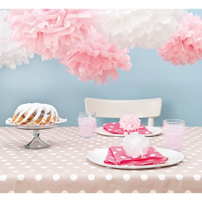 Seidenpapier Pompons 17g/m² 3 Stück von Rico Design dekorieren einen Tisch mit rosa und weißen Pompons über einer gepunkteten Tischdecke.