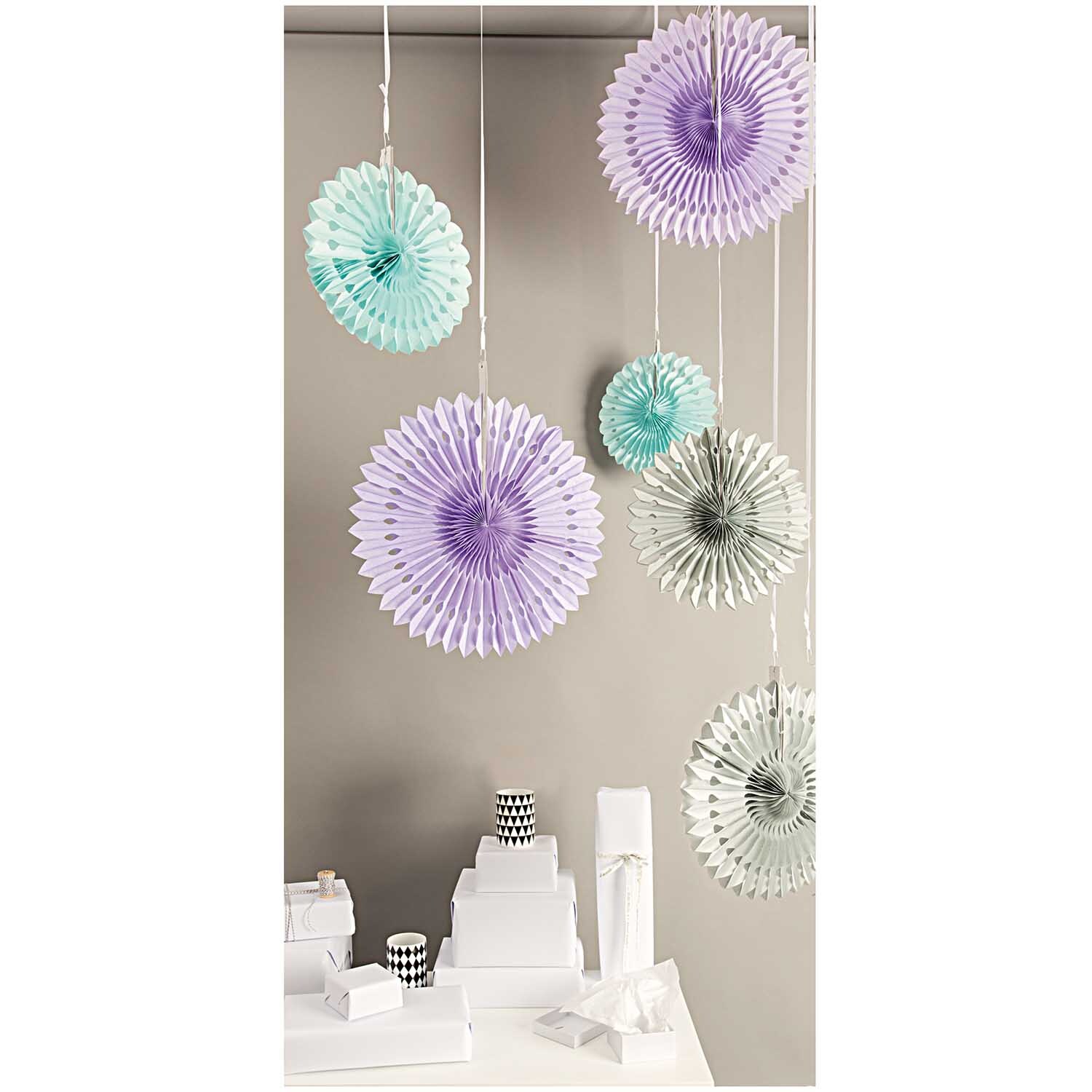 Wabenpapier Blumen pastell 3 Stück von Rico Design in zarten Farben hängen dekorativ von der Decke.