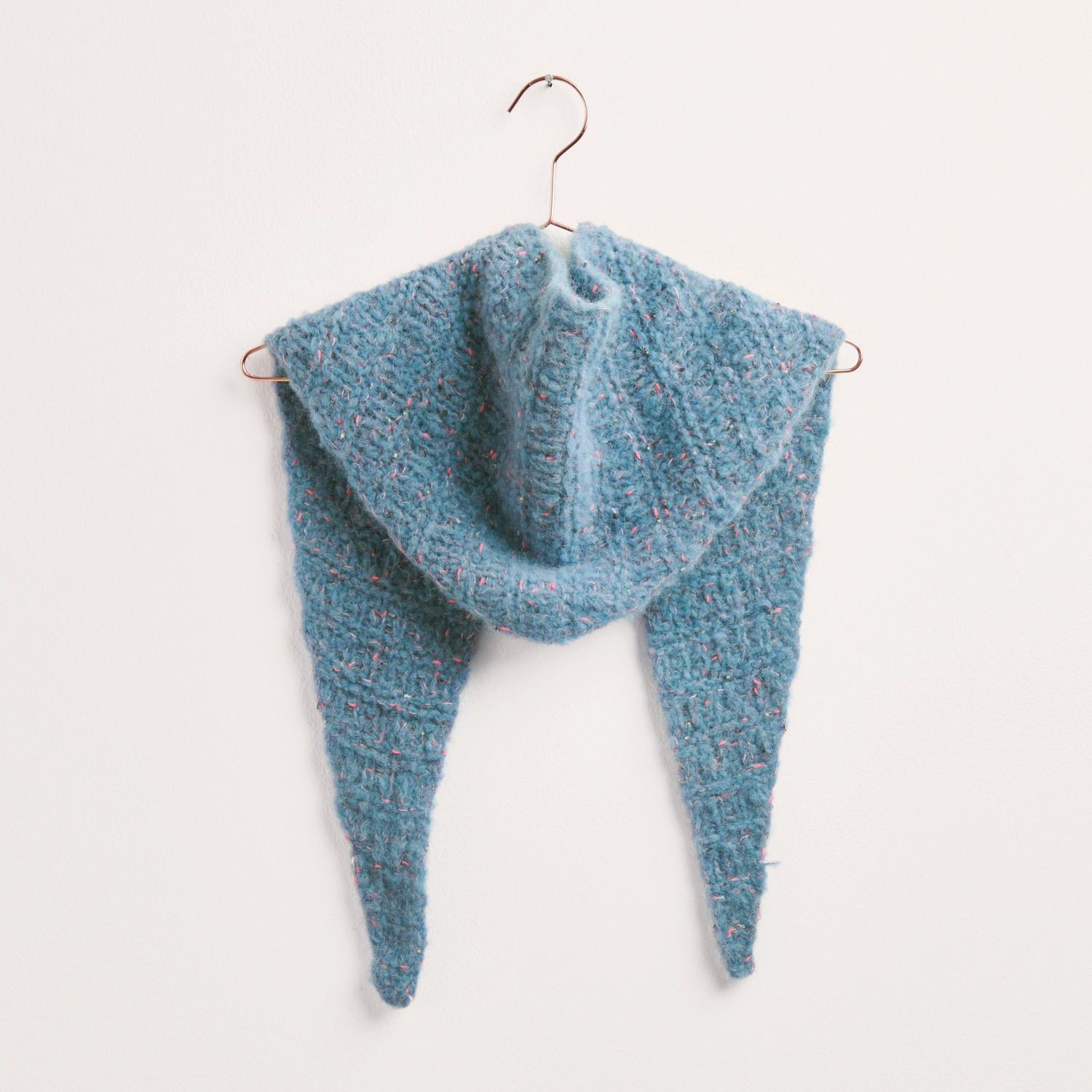 Strickset Dreieckstuch Modell 04b aus Made by Me No. 19, gehängt auf einem Kleiderbügel in Aqua.
