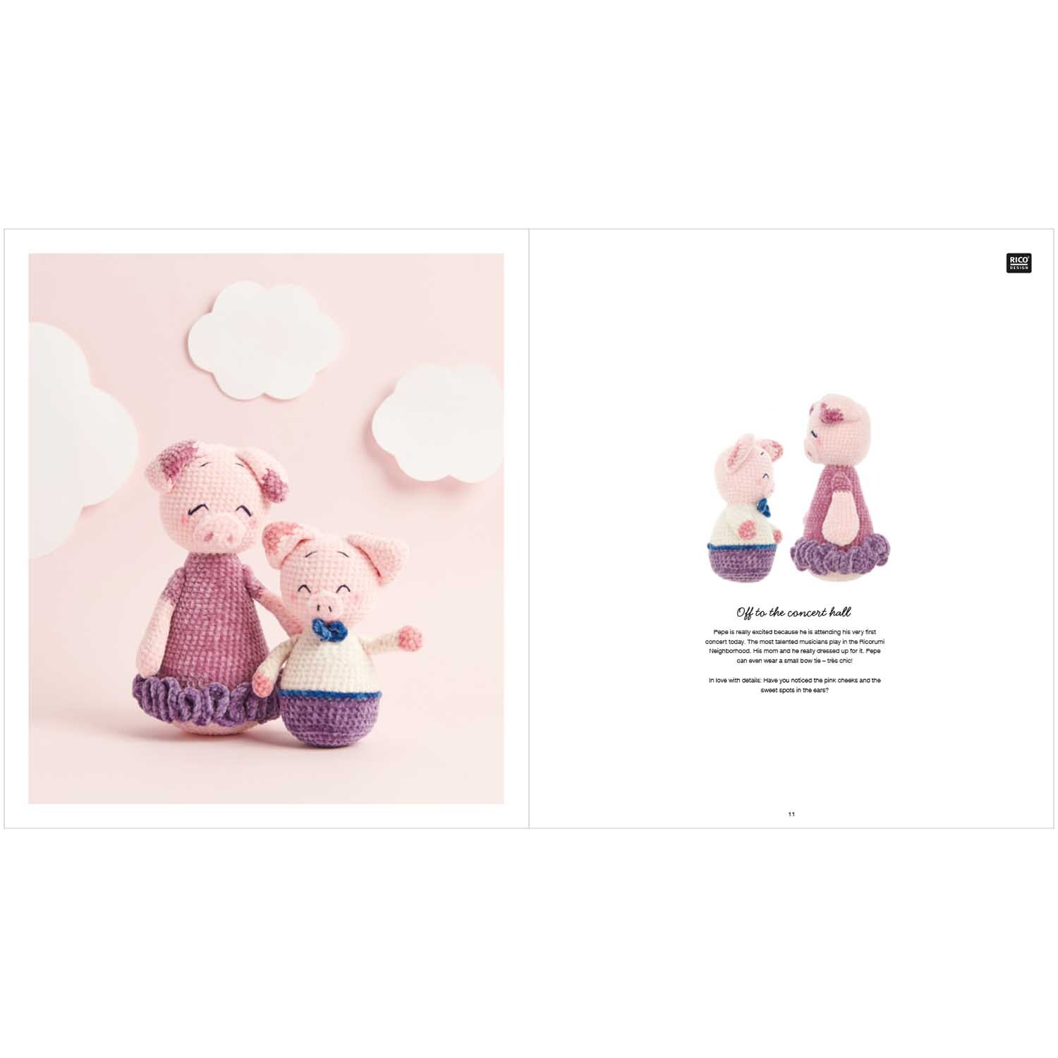Ricorumi Mini Me englisch: Zwei gehäkelte Schweinchen in Rosa und Lila von Rico Design vor Wolkenhintergrund.