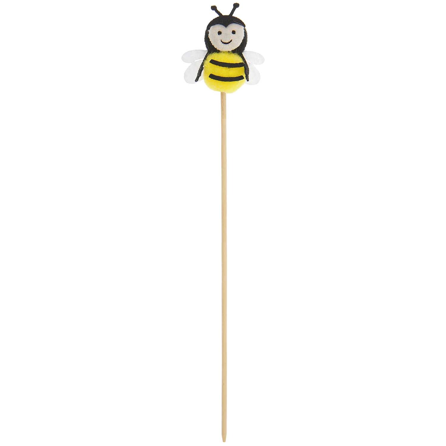 Deko-Stecker Biene 23cm von Rico Design zeigt eine lächelnde Biene auf einem langen Holzstab.