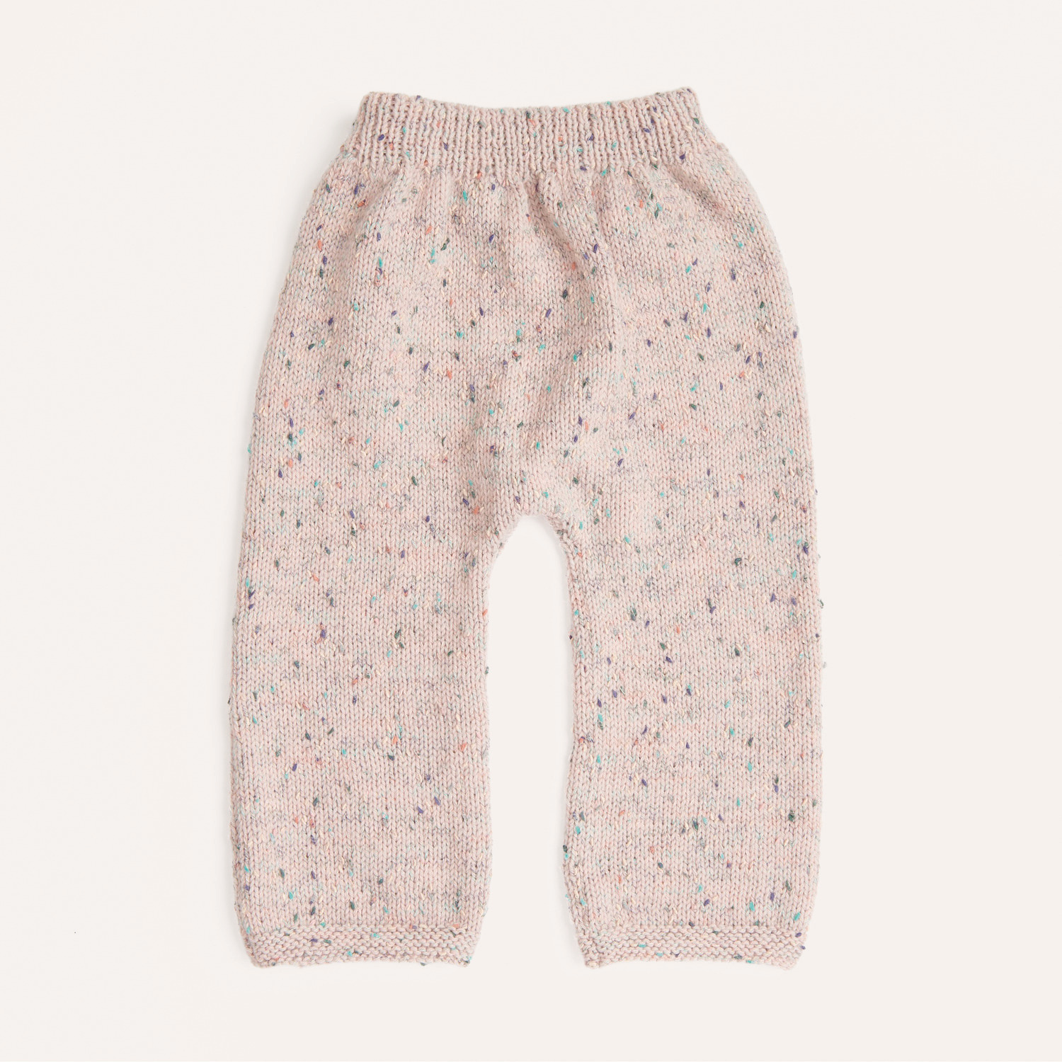 Strickset Hose Modell 10 aus Rico Baby 040: Weiche, pastellfarbene Babyhose mit bunten Sprenkeln auf hellem Hintergrund.