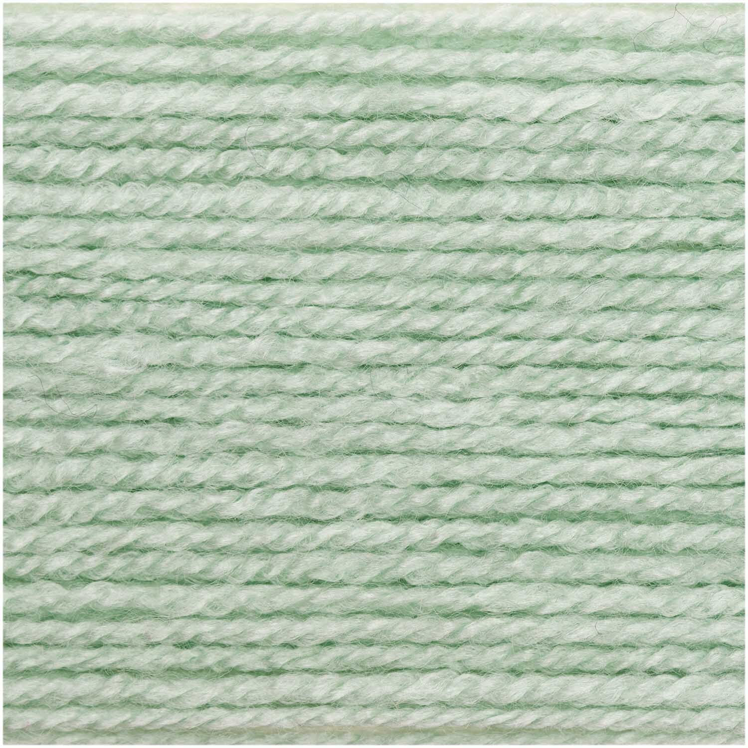 Basic Soft Acryl dk: Nahaufnahme von mintgrünem Garn von Rico Design, 50g, 155m Länge. Ideal für Strickprojekte.