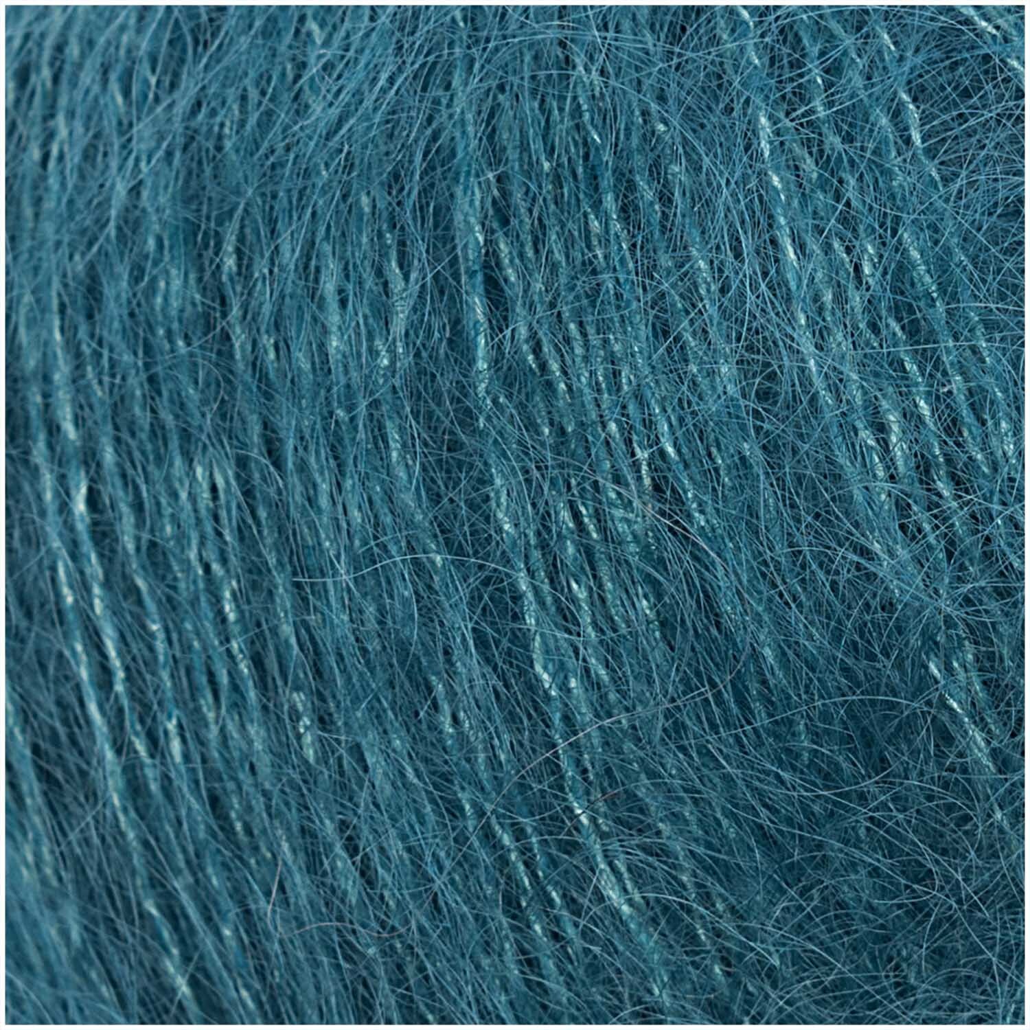 Essentials Super Kid Mohair Loves Silk: Nahaufnahme von weichem, petrolfarbenem Garn, ideal für Strickprojekte.