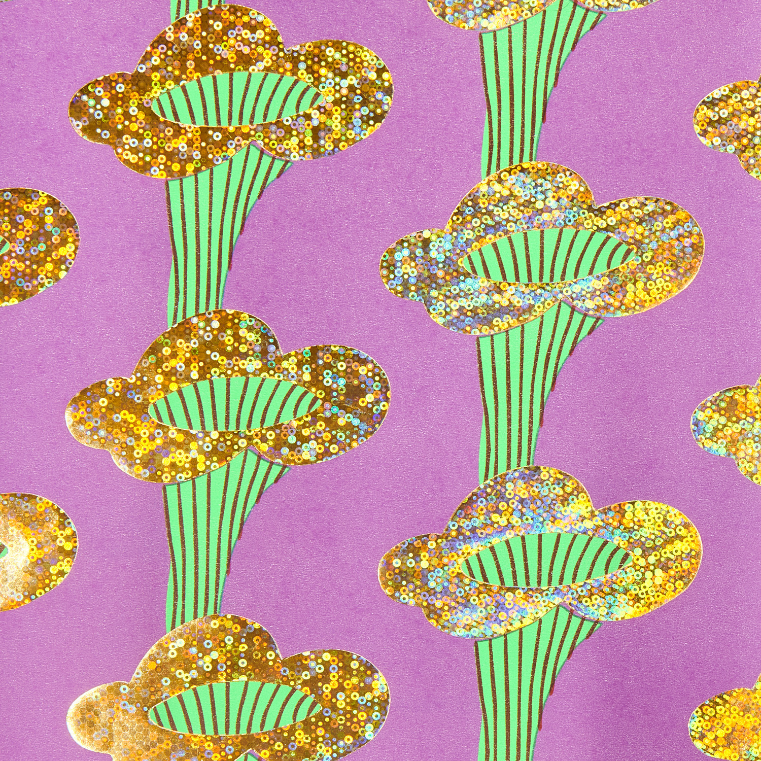 Geschenkpapier Pfifferlinge Violett mit goldenen, glitzernden Pilzmotiven auf violettem Hintergrund, von Rico Design.