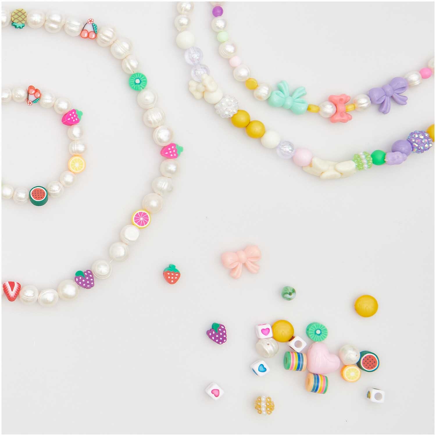 Perlen Herz-Mix Würfel weiß-multicolor: Bunte Perlen und Würfel von Rico Design, ideal für kreative Schmuckprojekte.