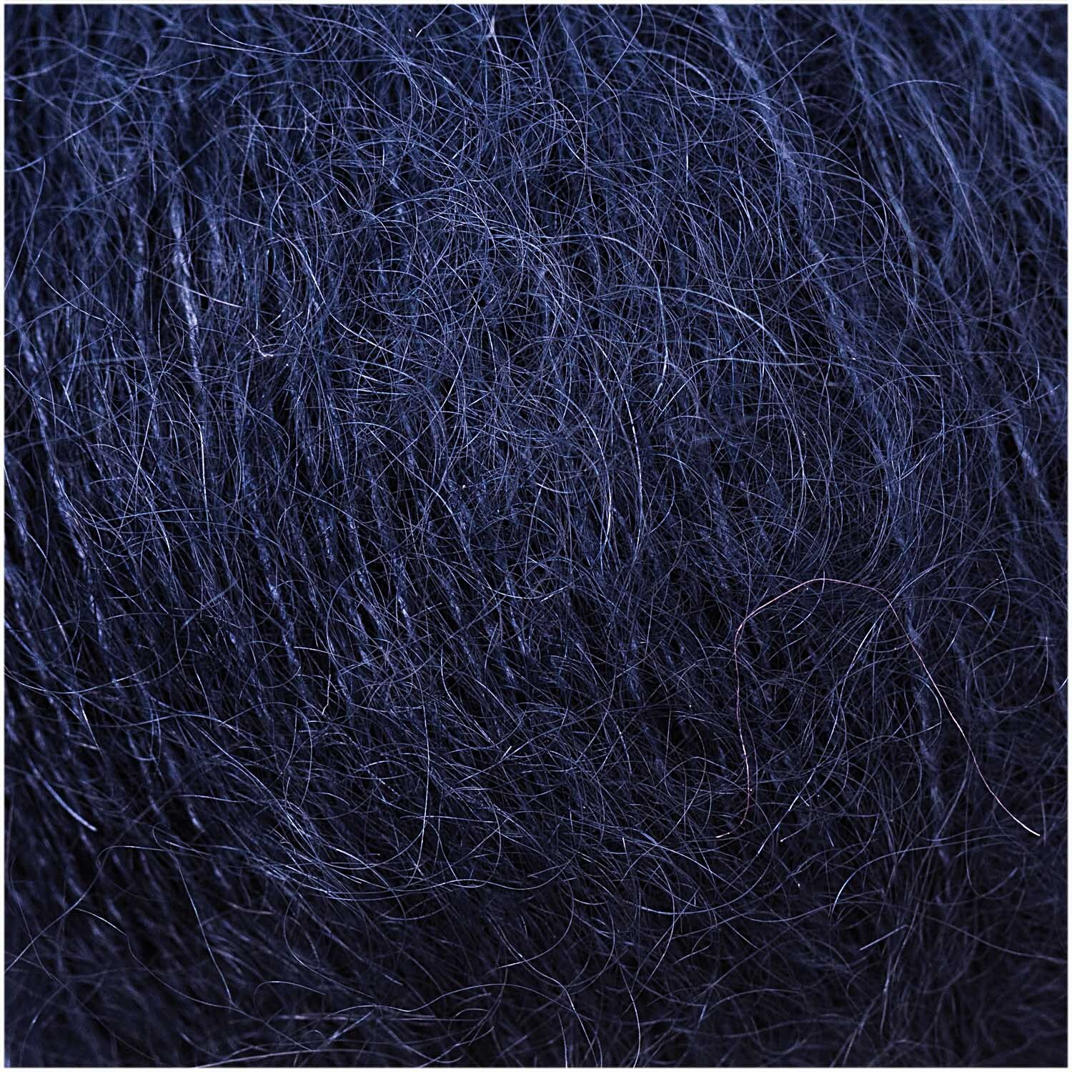 Essentials Super Kid Mohair Loves Silk: Weiches, marineblaues Garn von Rico Design, ideal für leichte, luxuriöse Strickprojekte.