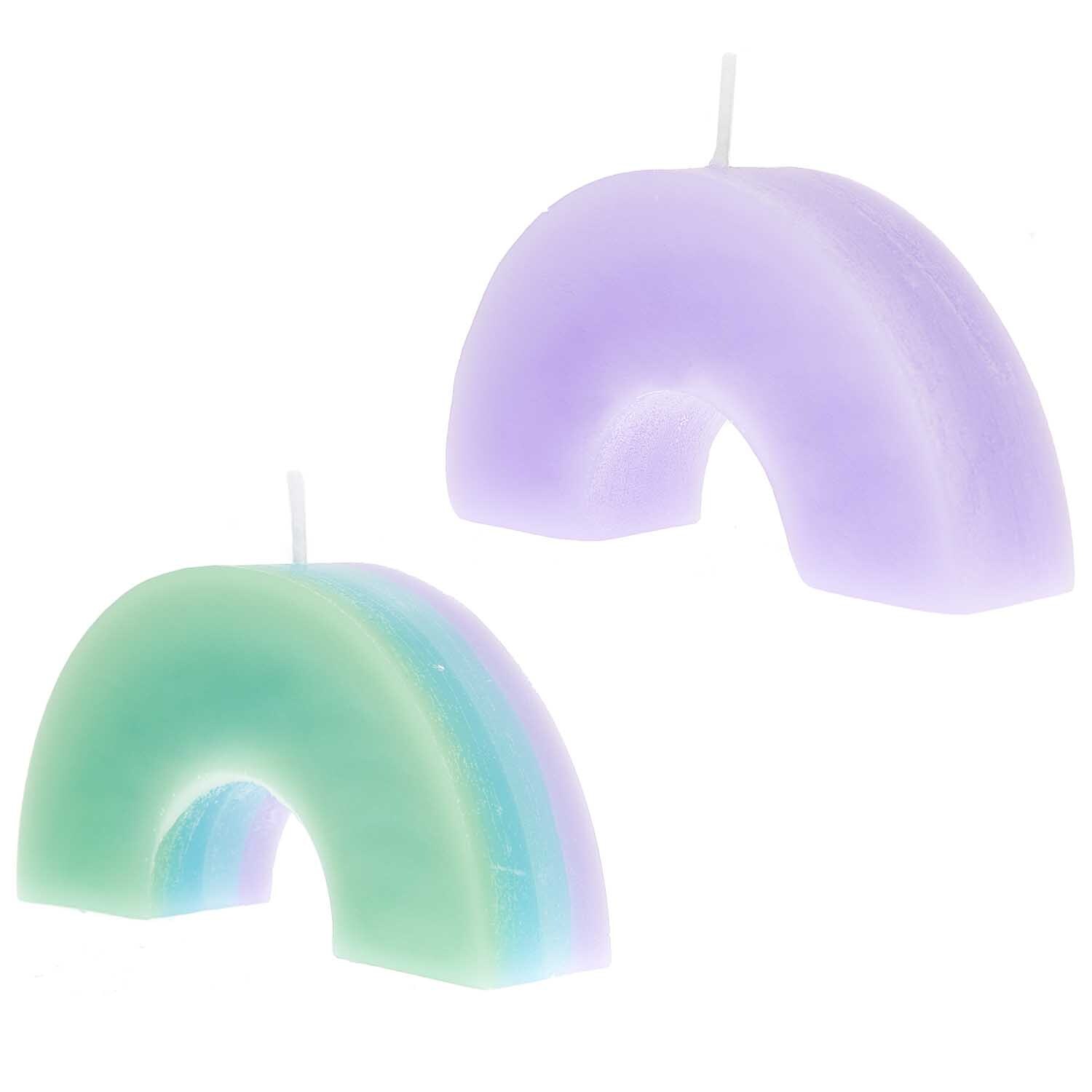 Kerzengießform flach Regenbogen von Rico Design zeigt zwei bunte, gebogene Kerzen in Pastelltönen.