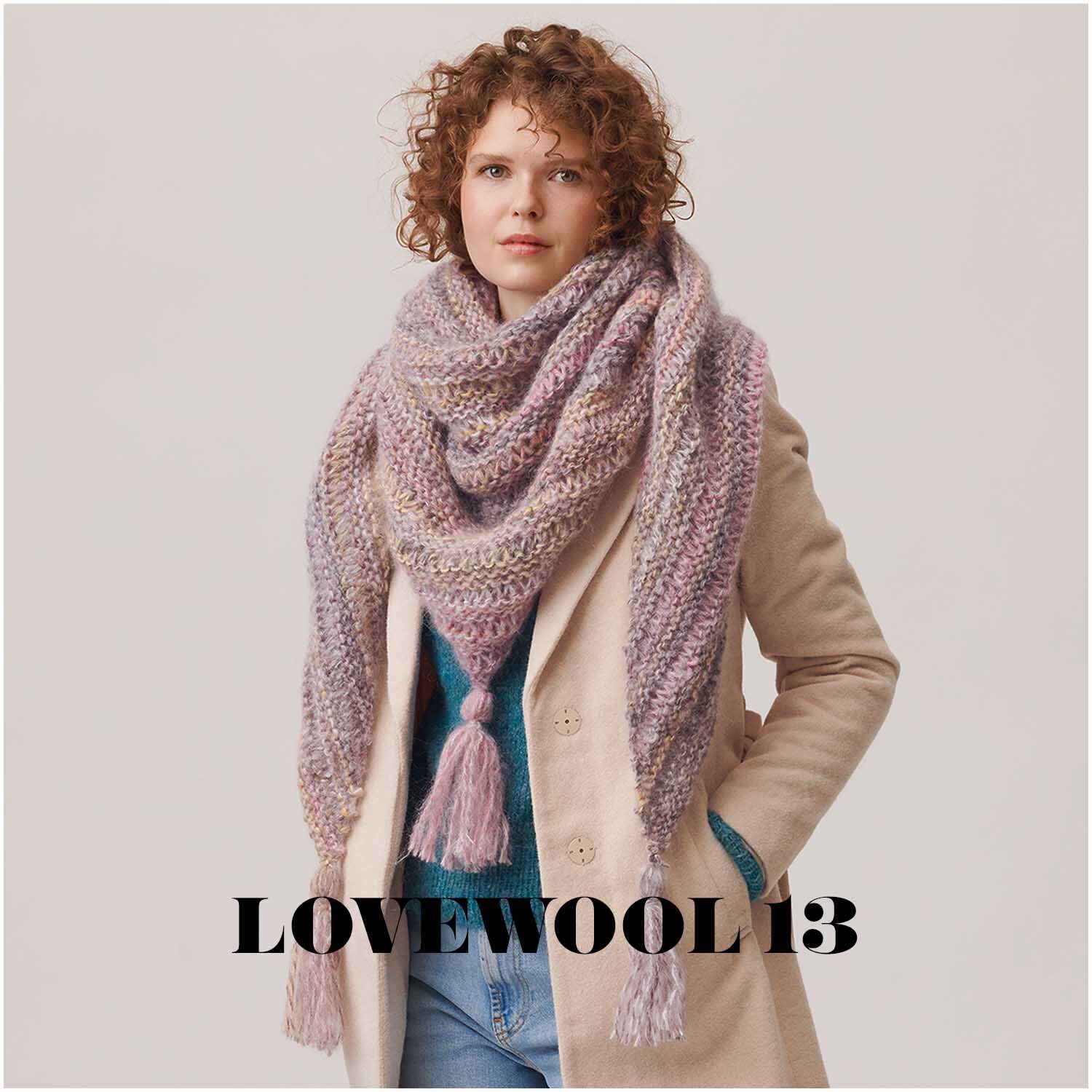 Creative Mohair Melange: Frau trägt einen großen, gestrickten Schal in Rosa von Rico Design.