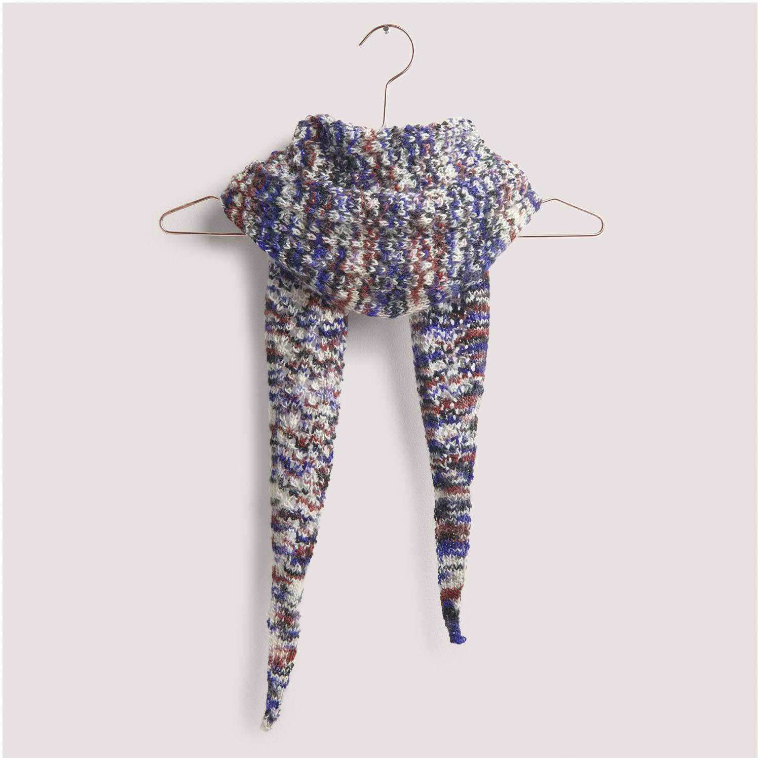 Strickset Dreieckstuch Modell 31 aus Die Neue Masche Nr. 8, buntes Muster, auf Bügel präsentiert.