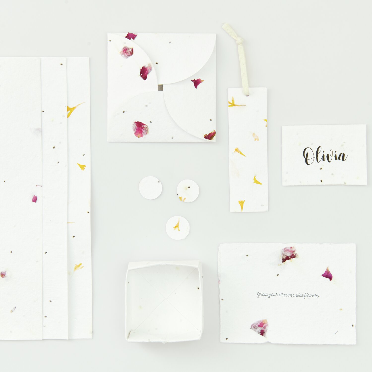 Paper Poetry Bastelbogen Baumwollpapier mit Blüten zeigt elegante Karten und Umschläge mit zarten Blütenmustern, ideal für kreative Projekte.