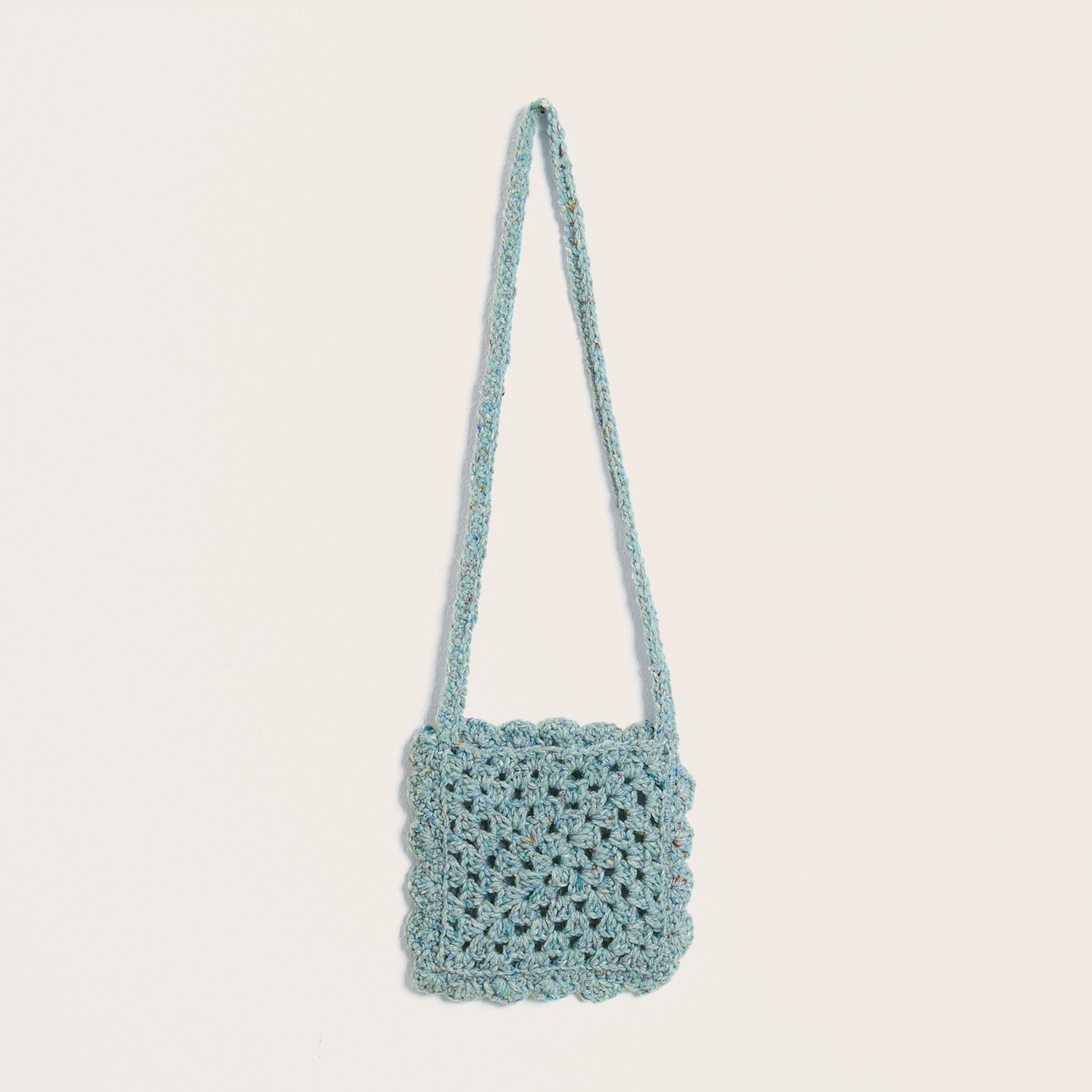 Häkelset Tasche groß Modell 03: Handgefertigte Tasche in modernem Tweed-Look mit langem Trageriemen.