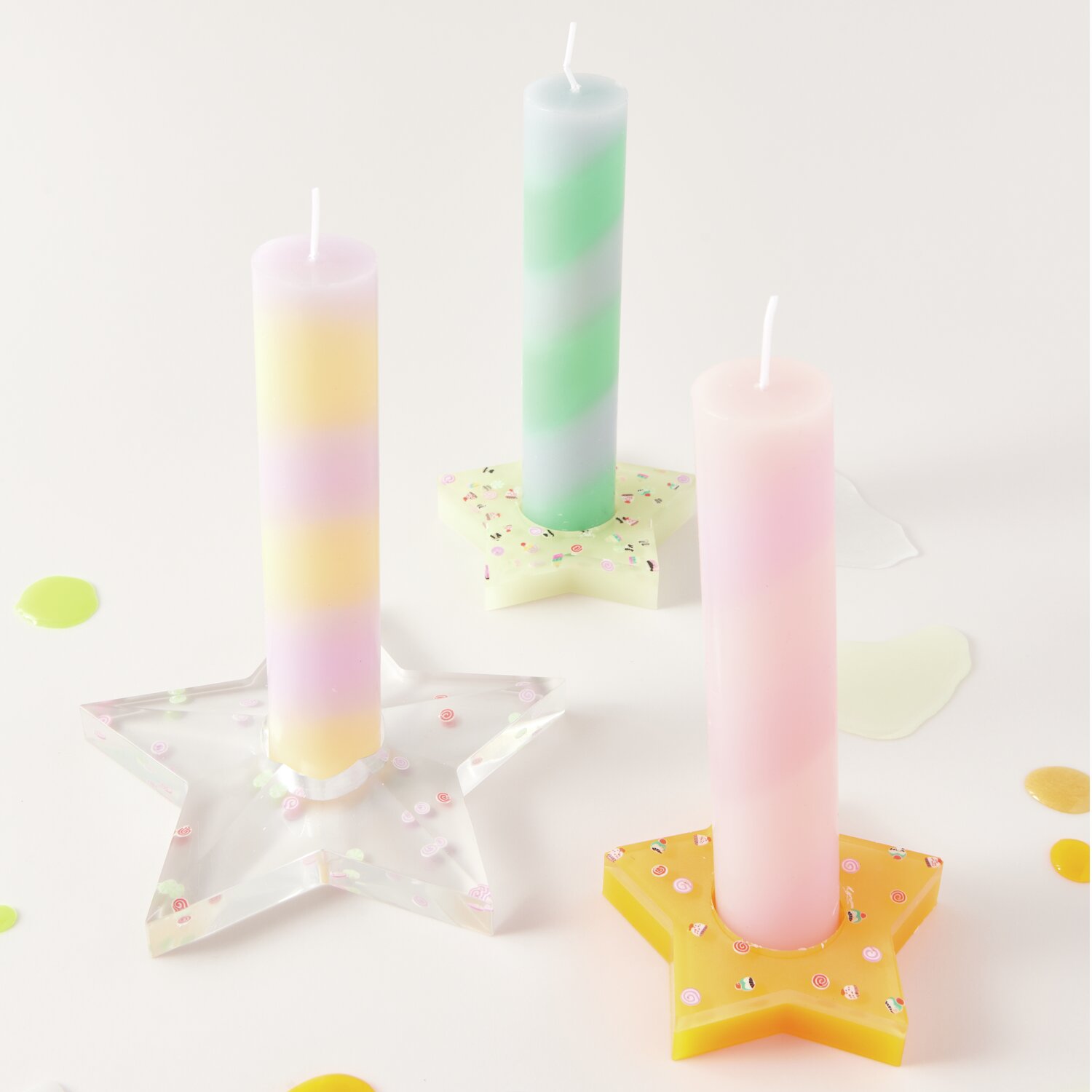Epoxidharz transparent: Drei bunte Teelichter in sternförmigen Silikonformen von Rico Design.