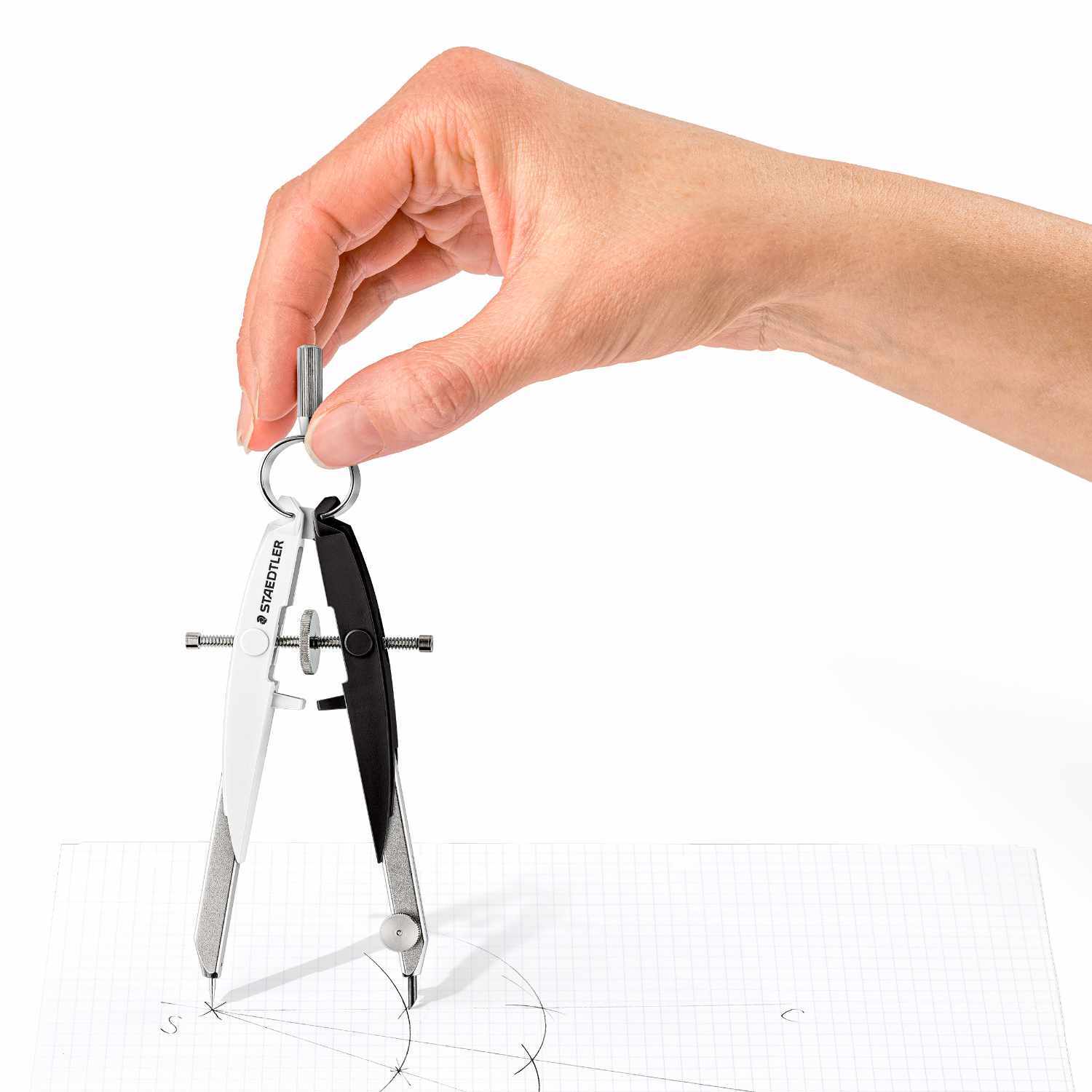 Mars Comfort Zirkel von Staedtler in Schwarz-Weiß wird von einer Hand über einem Papier gehalten.