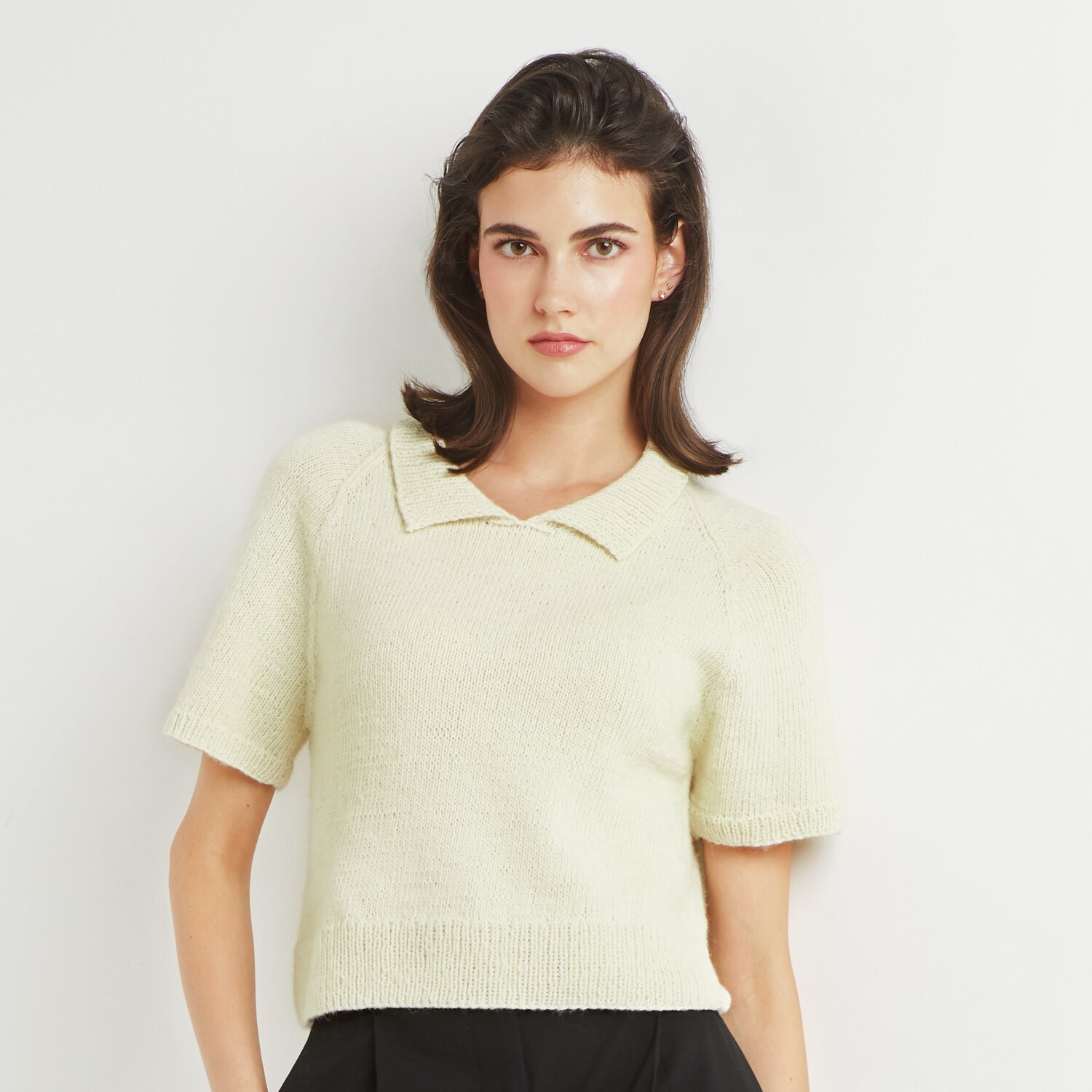Made by Me No. 20 Frühjahr-Sommer Strickset Shirt Modell 28 in Offwhite, präsentiert von Rico Design.