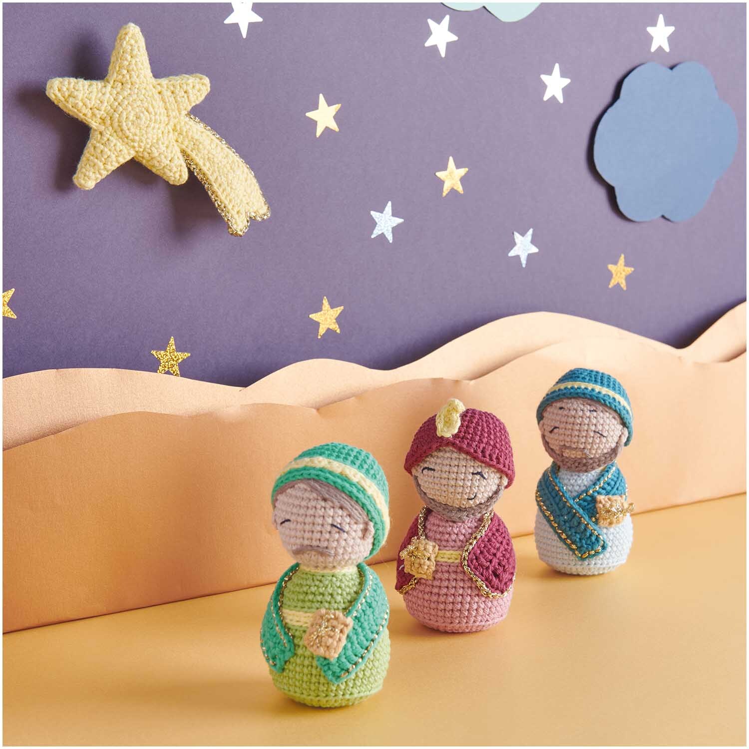 Creative Ricorumi dk: Drei gehäkelte Figuren vor einem Sternenhimmel, ideal für kreative Projekte.