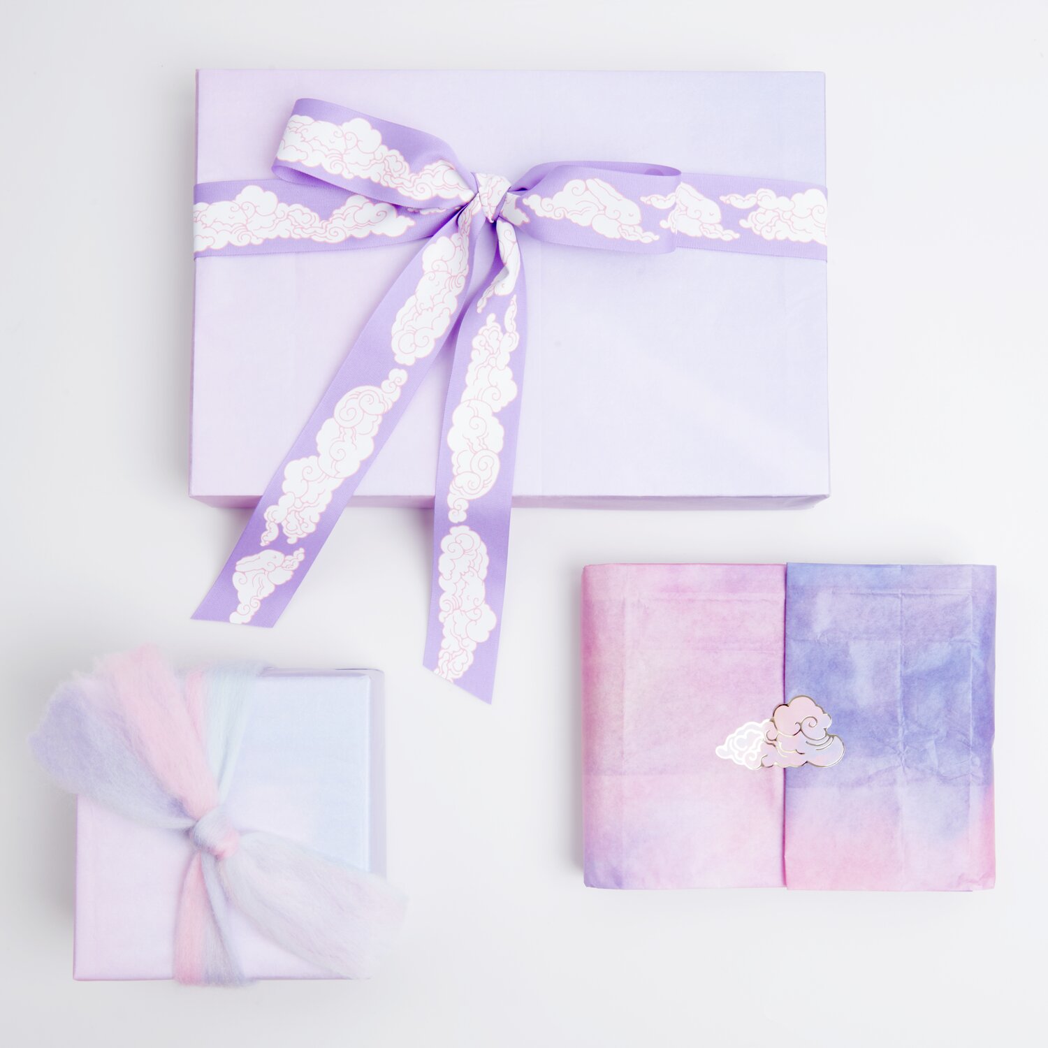 Paper Poetry Seidenpapier Mix The Sky is the Limit: Pastellfarbene Geschenkverpackungen mit dekorativen Bändern und Wolkenmotiv, ideal für kreative Geschenke.