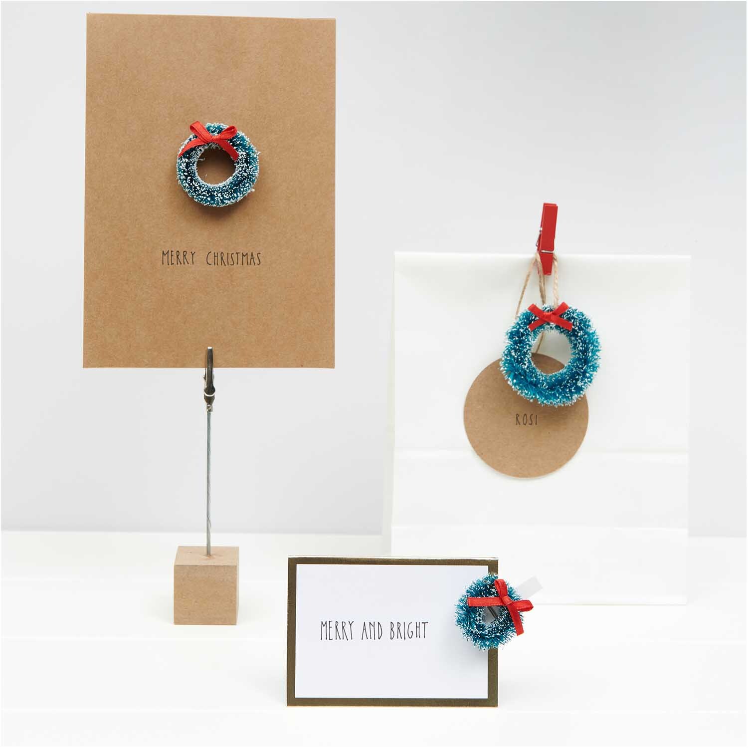 Dekoklammern Weihnachtskränze 3cm 4 Stück von Rico Design in verschiedenen Farben, ideal zum Befestigen von Karten und Geschenken.