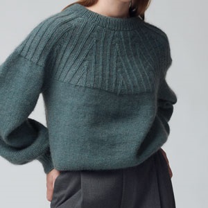 Blau-grüner Damenpullover mit Strukturmuster im Schulterbereich