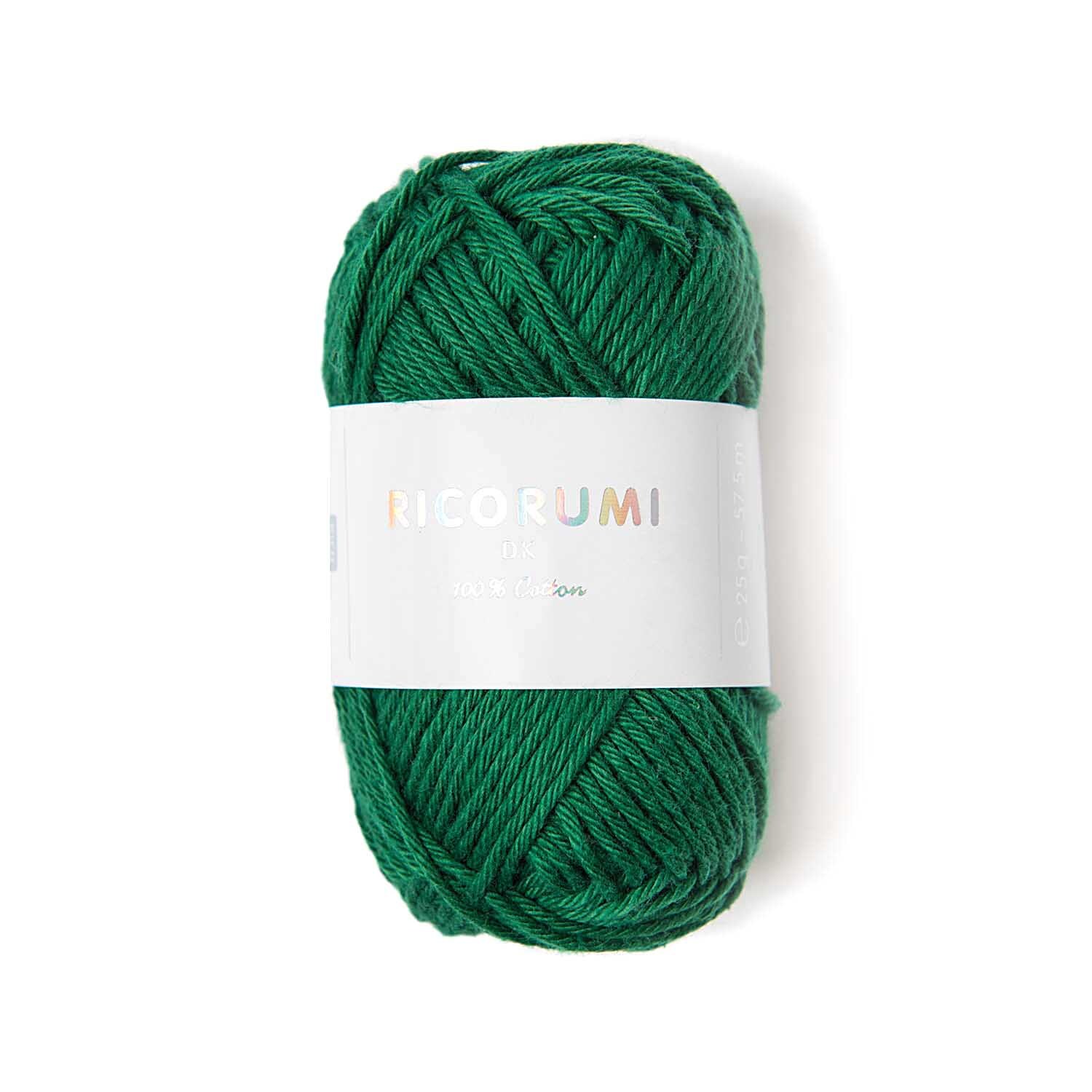 Creative Ricorumi dk Häkelset Aubergine zeigt ein grünes Garnknäuel von Rico Design, ideal für kreative Projekte.
