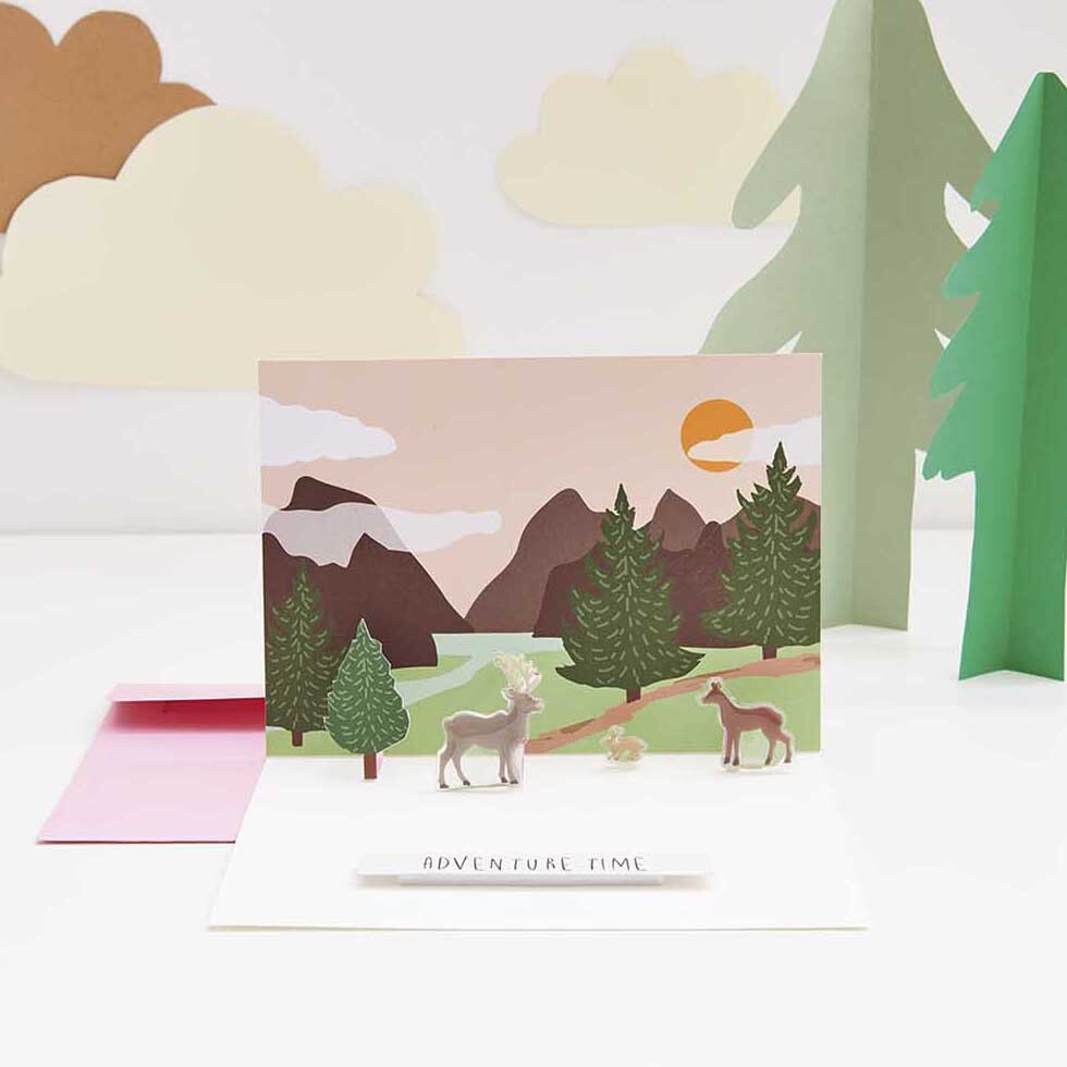 Figurico Gelsticker Waldtiere: Pop-up-Karte mit Waldszene, Tieren und Bergen, ideal für kreative Bastelprojekte.