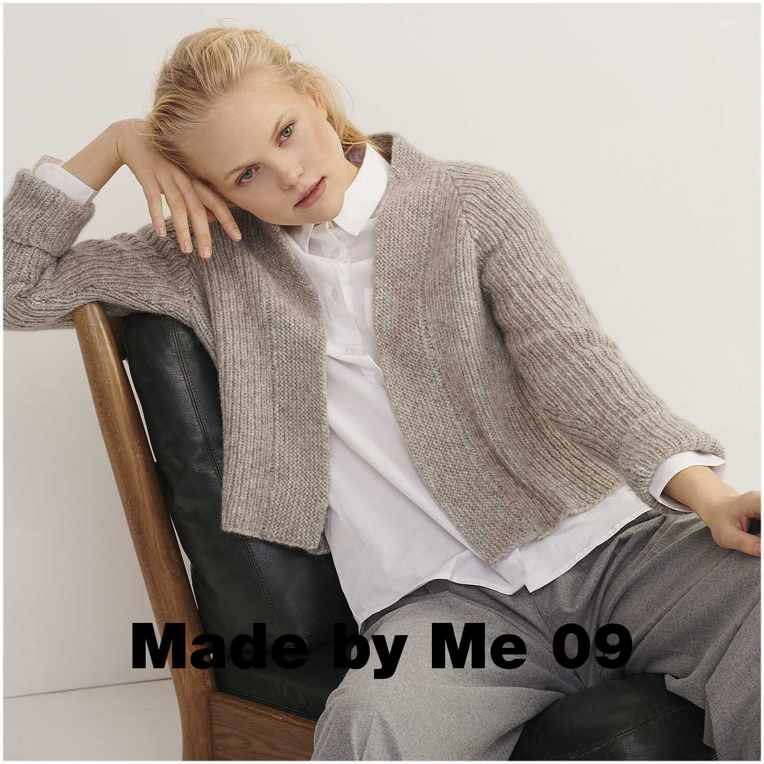Rico Luxury Alpaca Superfine aran: Frau in beigem Strickcardigan auf schwarzem Sessel, lässig posierend.