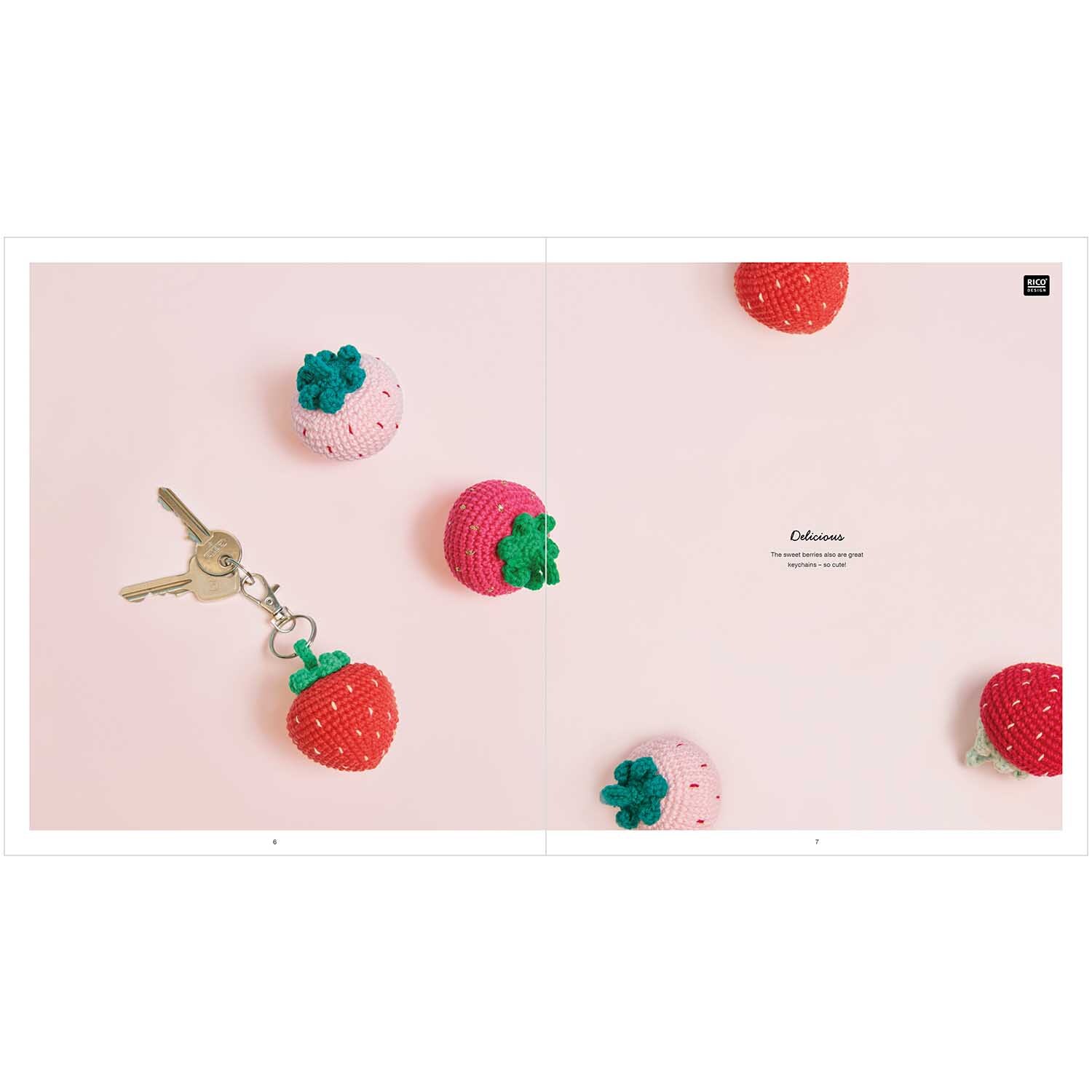 Ricorumi Just Bees + Fruits + Flowers englisch: Gehäkelte Erdbeer- und Himbeer-Schlüsselanhänger auf rosa Hintergrund.
