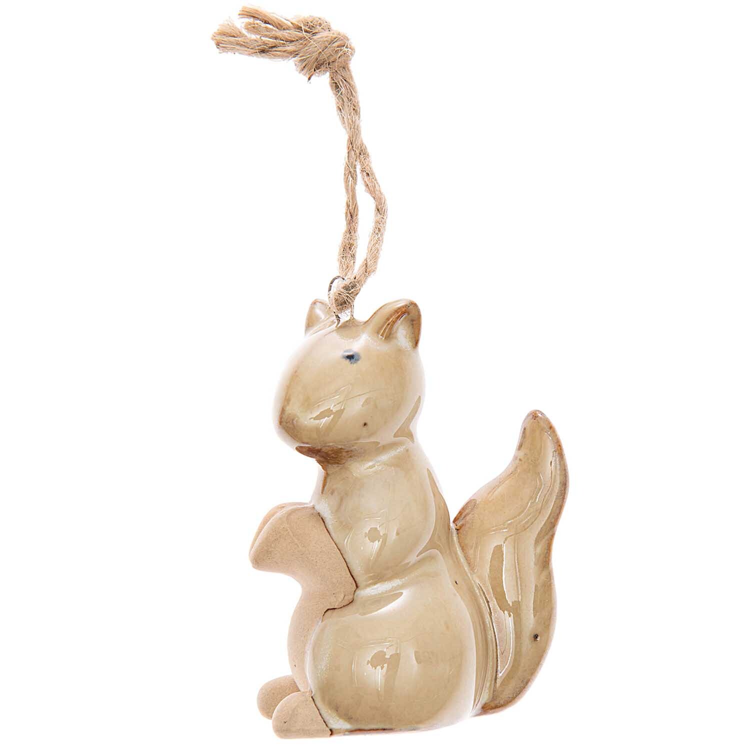 Porzellan-Eichhörnchen sitzend, 7,5x6cm, von idee. Creativmarkt. Detailreiches Design mit Aufhängung.