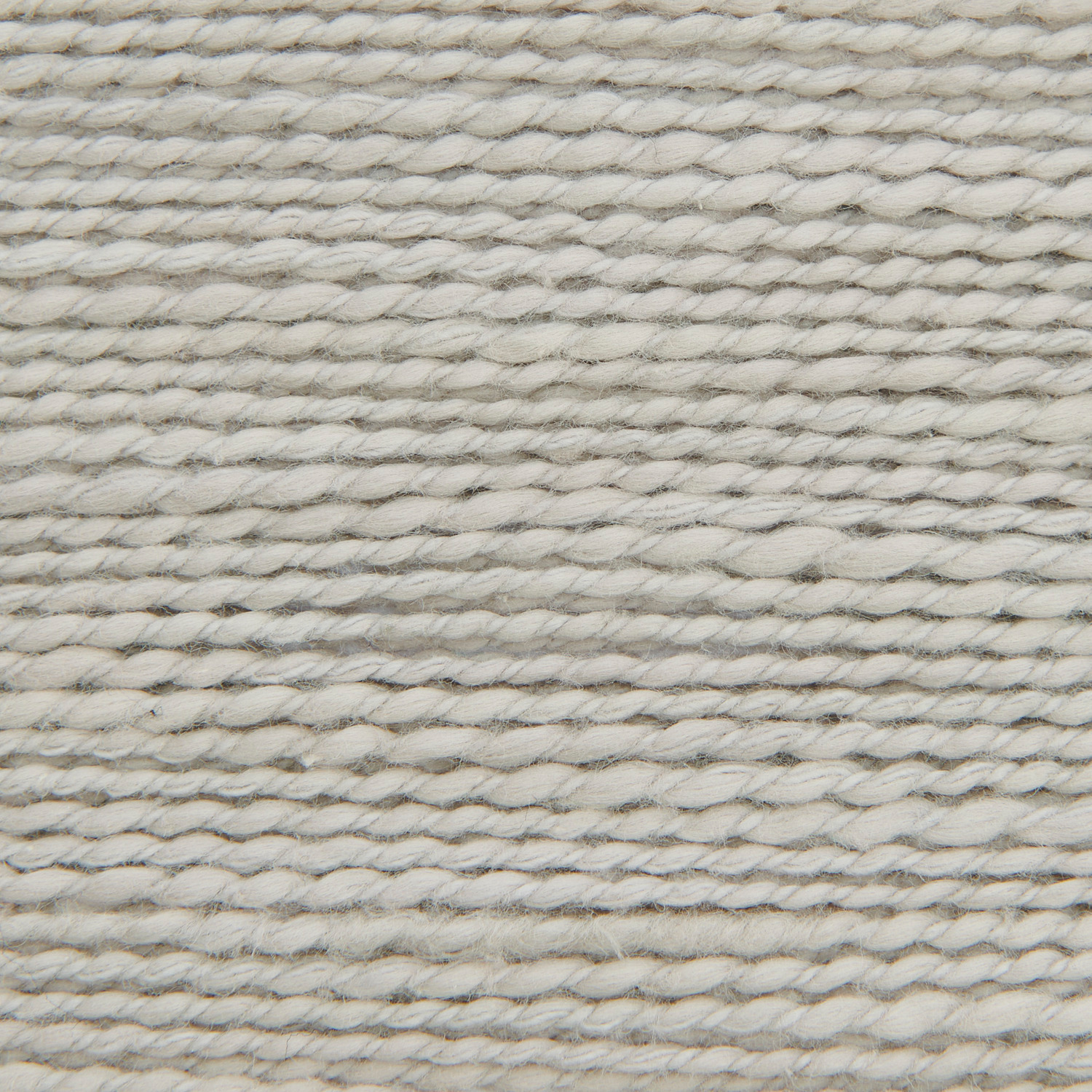 Essentials Super Cotton dk: Nahaufnahme von beigem Garn von Rico Design, ideal für Strickprojekte.