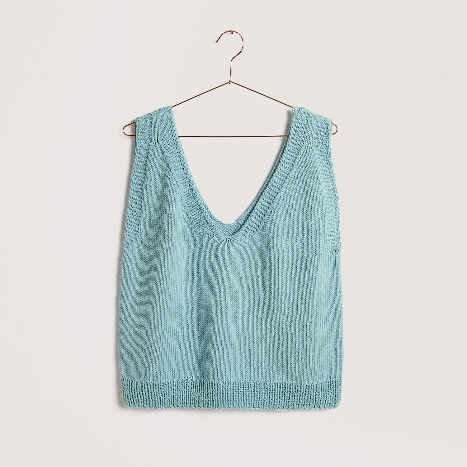 Blaues Top auf grauem Hintergrund – zum Strickset