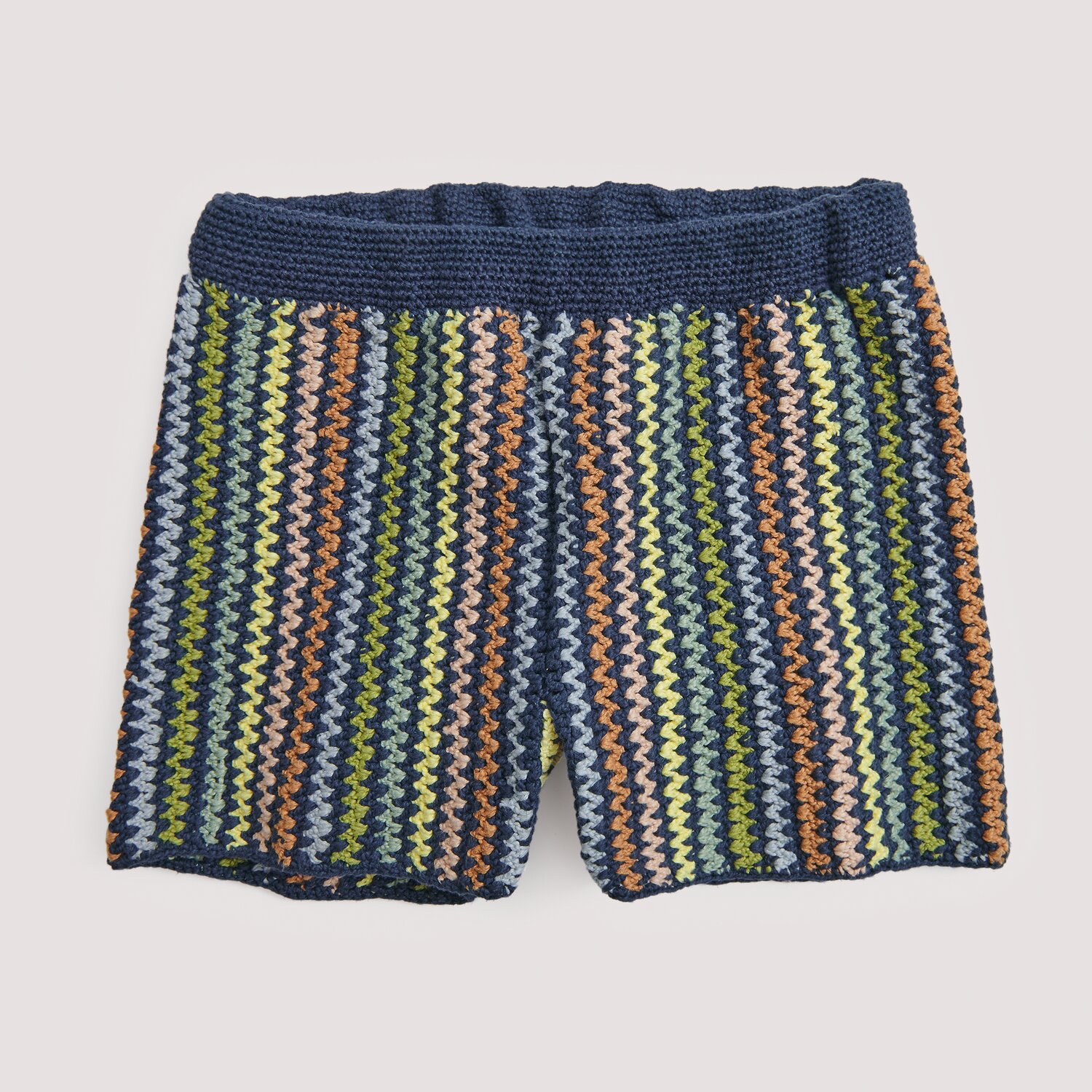 Gehäkelte kurze Hose in bunt