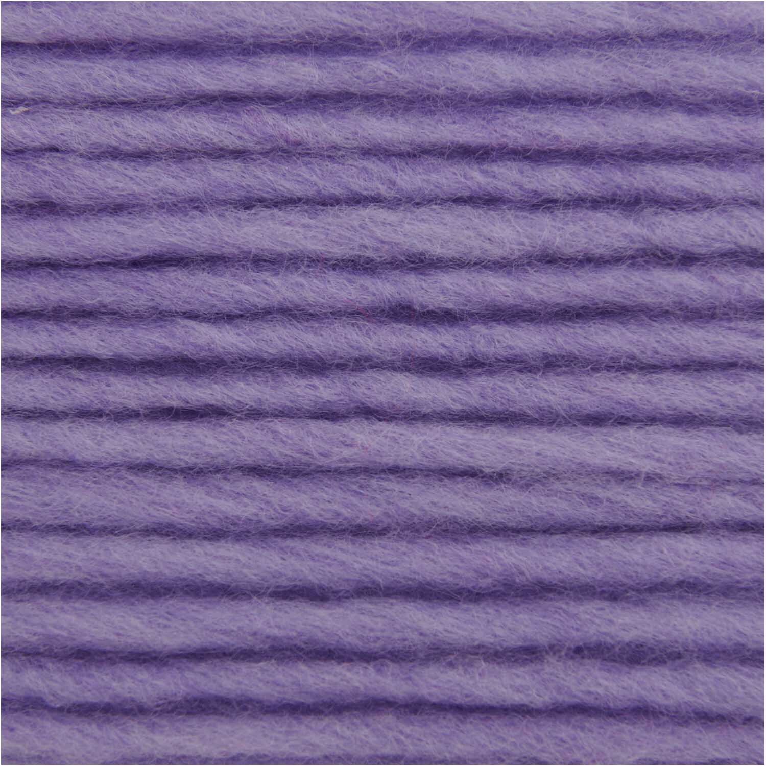 Essentials Super aran: Nahaufnahme von lila Garn von Rico Design, ideal für Strickprojekte.
