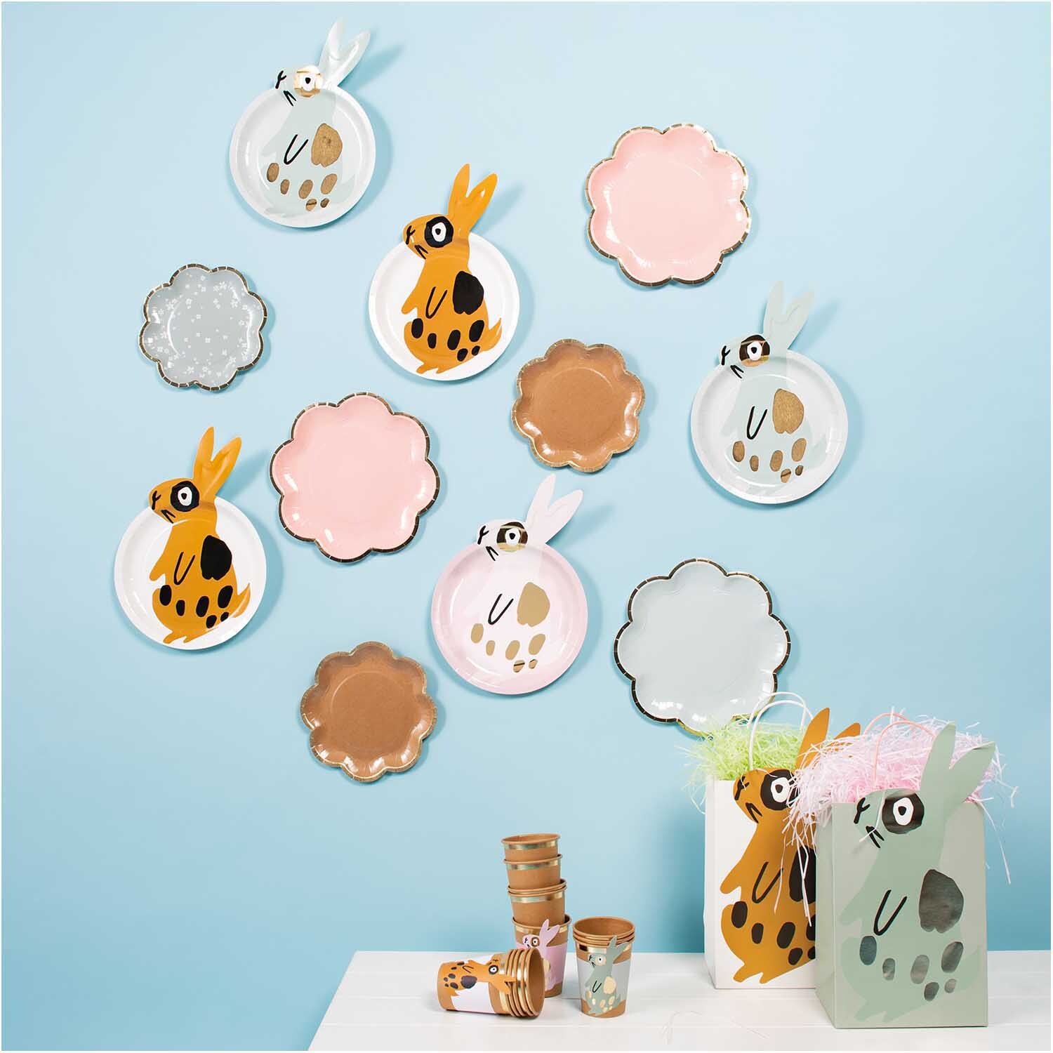 Pappteller Blume Kraftpapier 21cm 12 Stück, dekoriert mit Hasenmotiven, ideal für Osterfeiern.