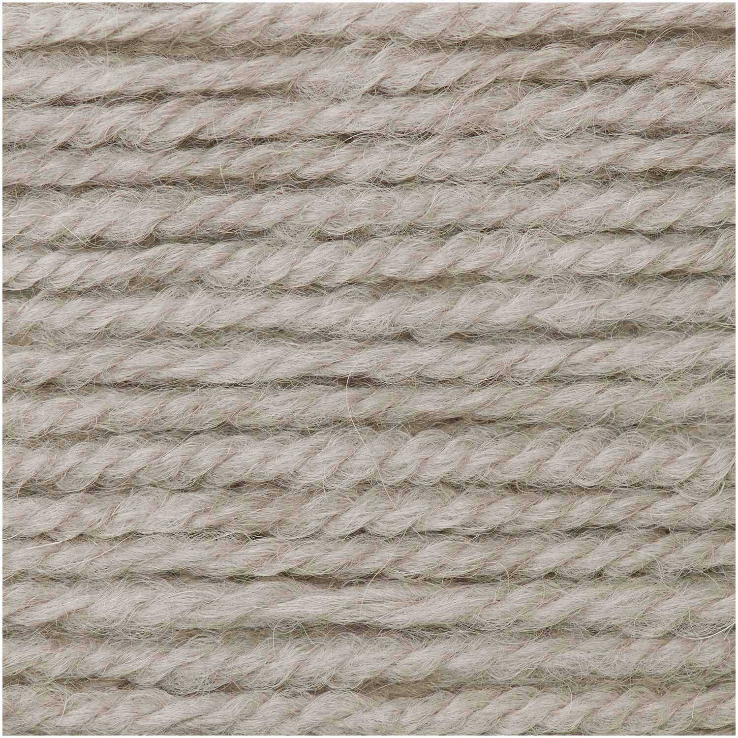 Essentials Alpaca Twist Chunky: Nahaufnahme von grauem, dickem Garn, ideal für Strickprojekte.