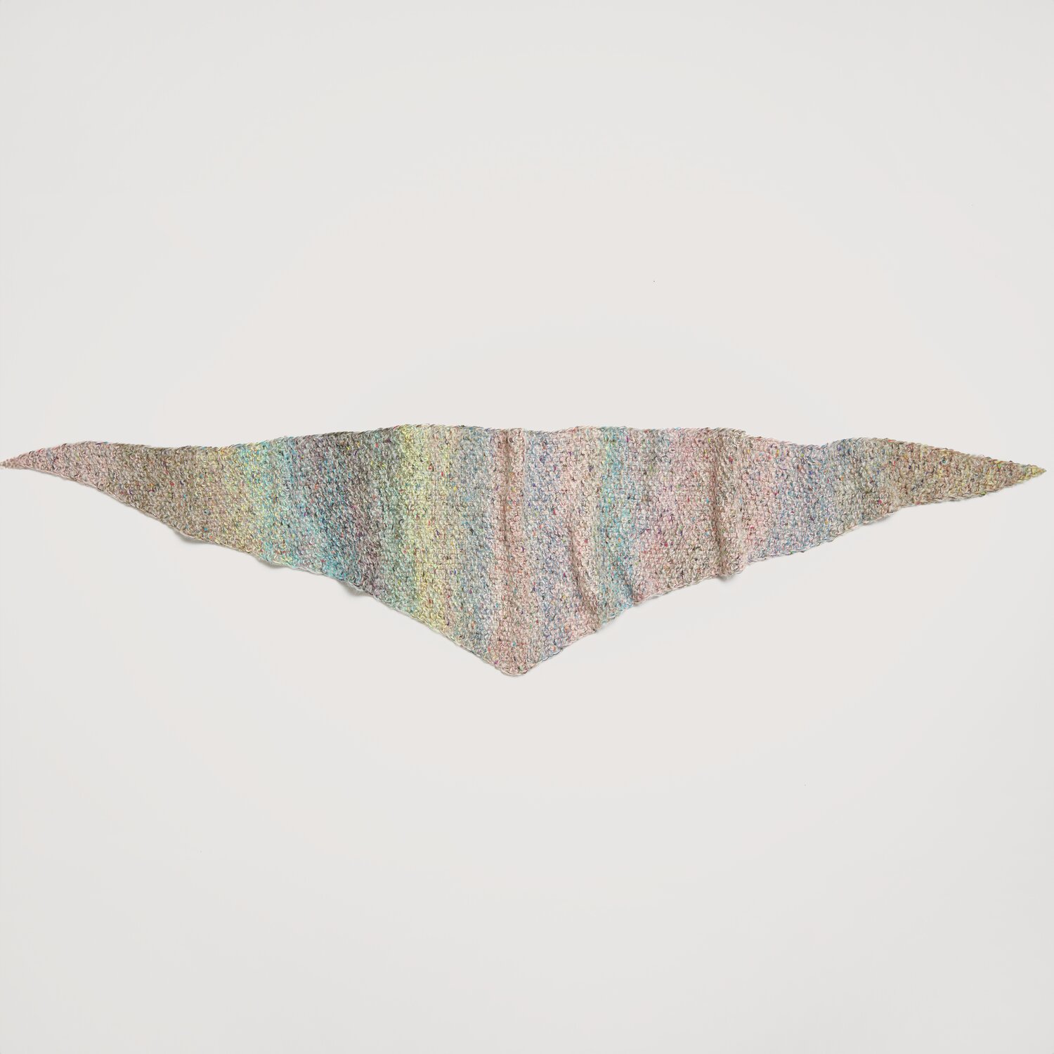 Made by Me No. 20 Frühjahr-Sommer: Dreieckstuch in Pastellfarben, gestrickt aus Creative Make It Rainbow Glitz Garn.