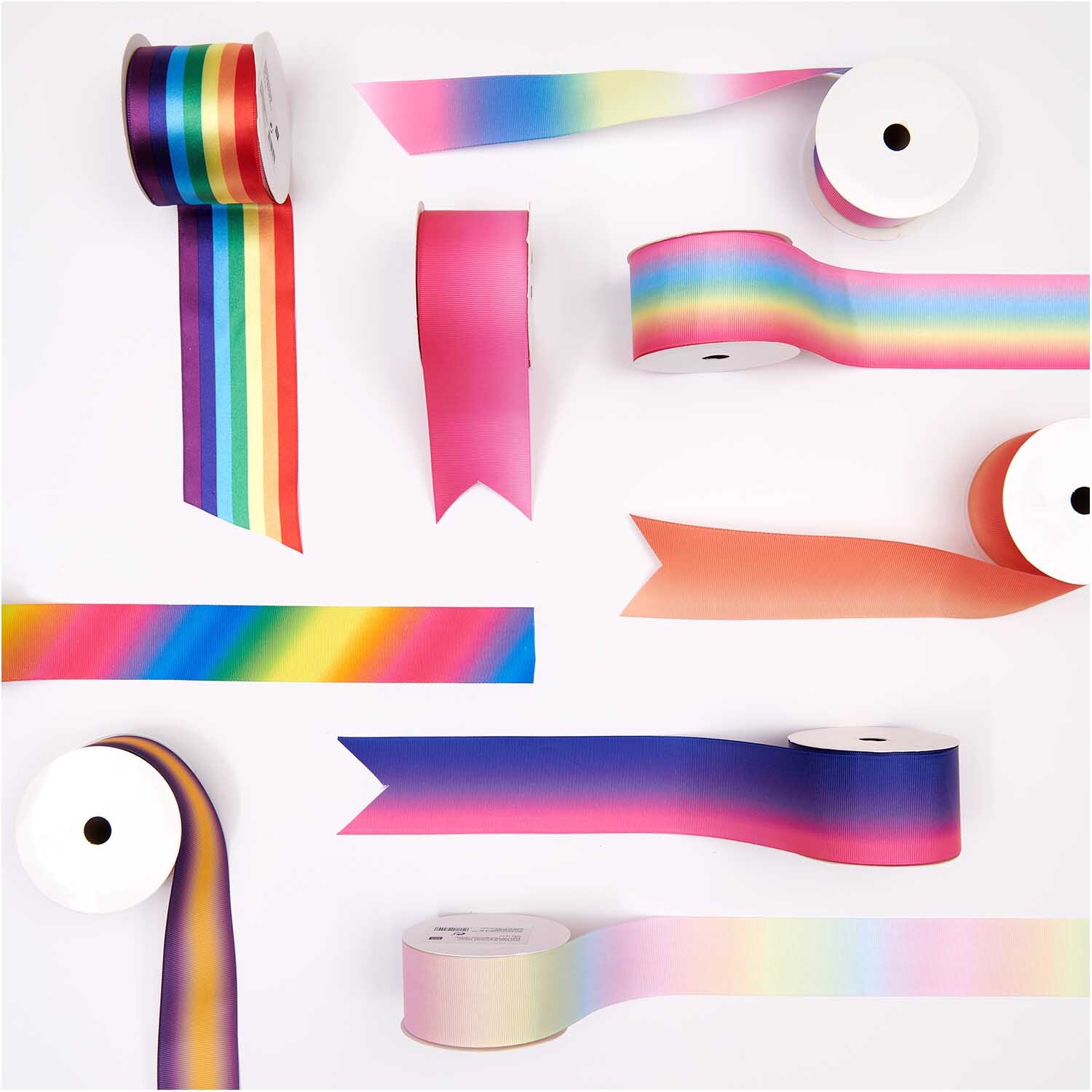 Dekoband multicolor pastell 4cm 3m von Rico Design in verschiedenen Regenbogenfarben auf Rollen. Ideal für kreative Dekorationen und Bastelprojekte.