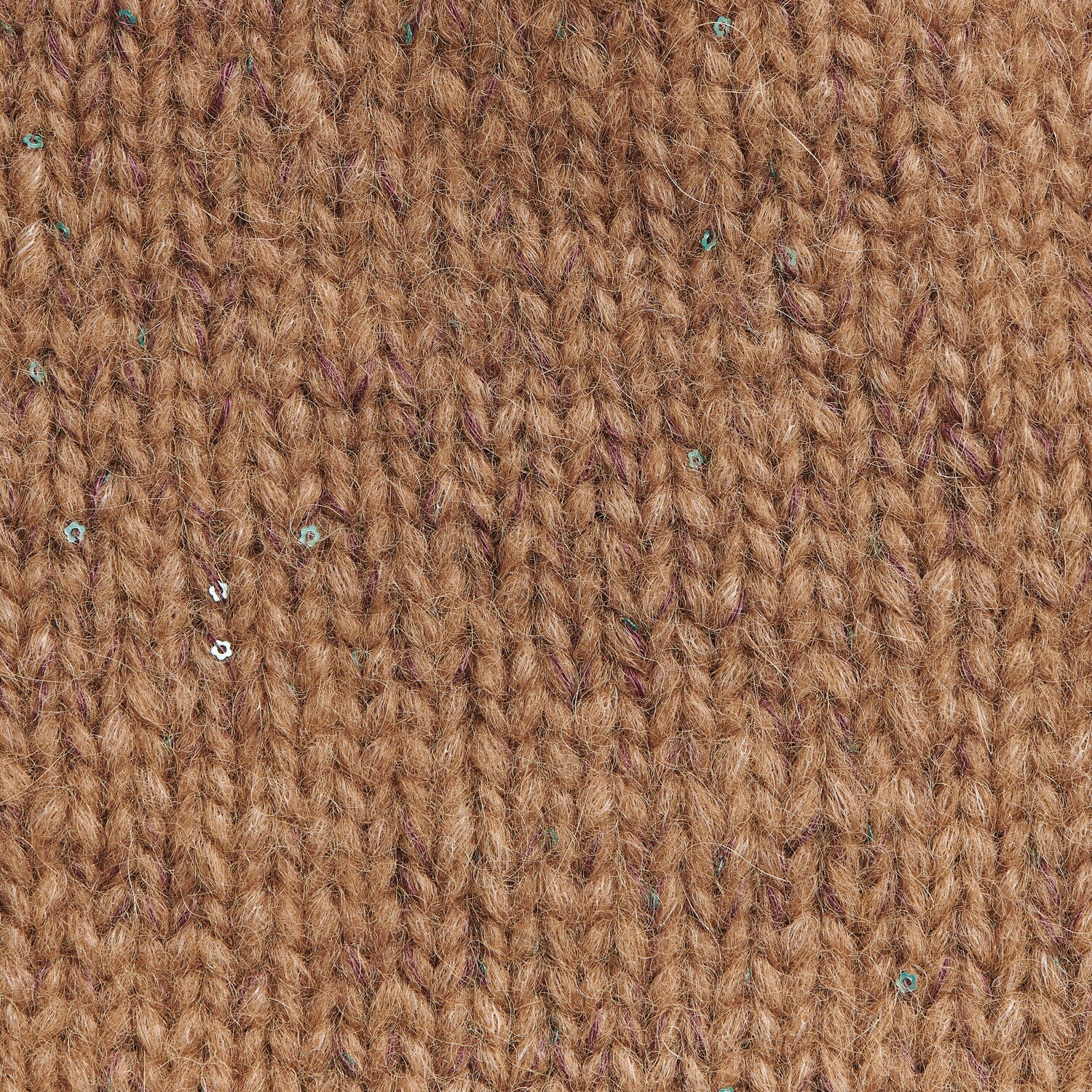 Made by Me No. 21 Herbst-Winter zeigt gestricktes Zimt-Bordeaux-Garn mit feinen Details.