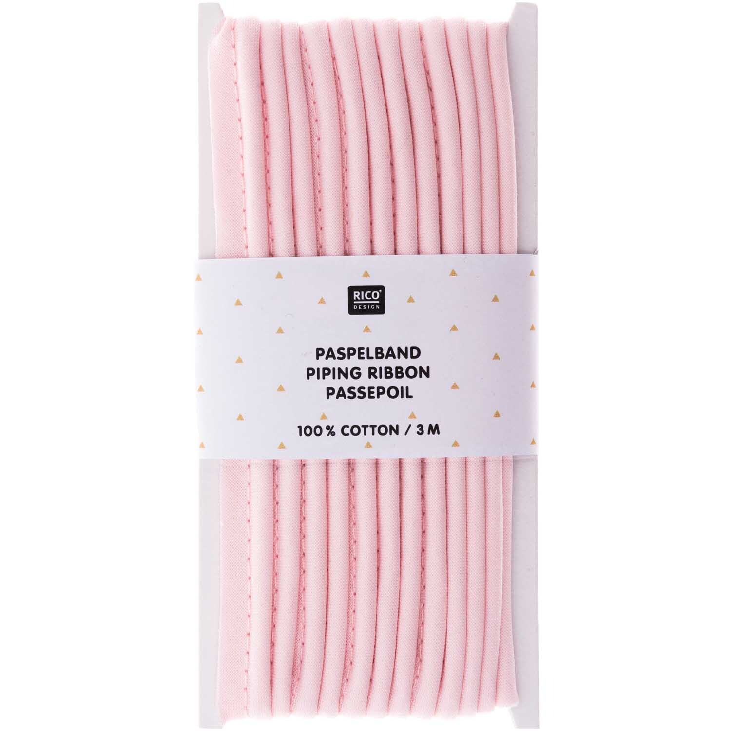 Paspelband 1cmx3m in Rosa von Rico Design, aufgerollt und verpackt, ideal für Nähprojekte.