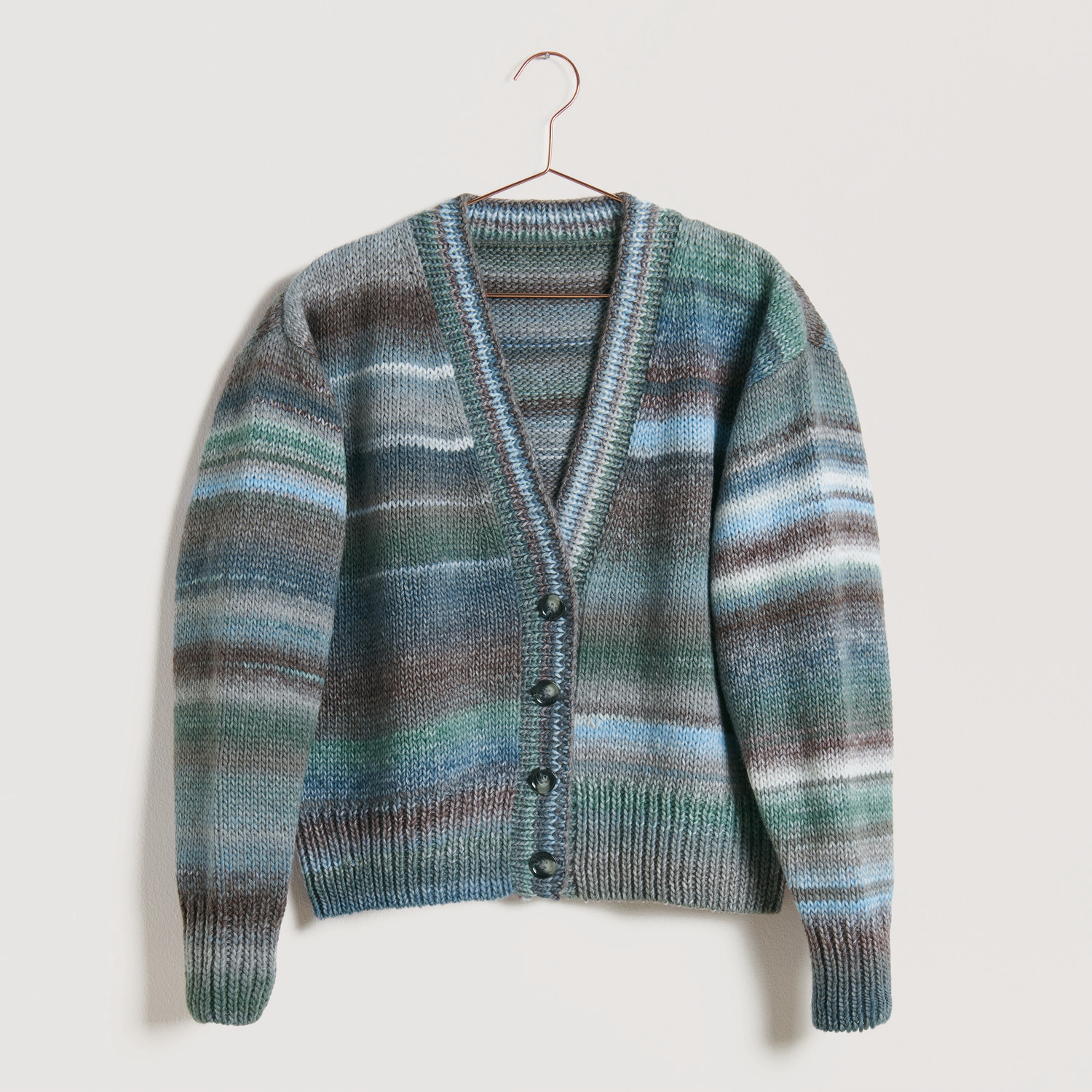 Blaue Jacke auf grauem Hintergrund – zum Strickset